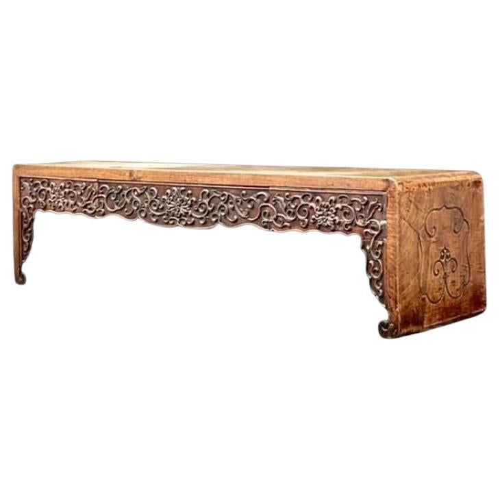 Asiatischer handgeschnitzter niedriger Altar-Konsolentisch, Vintage