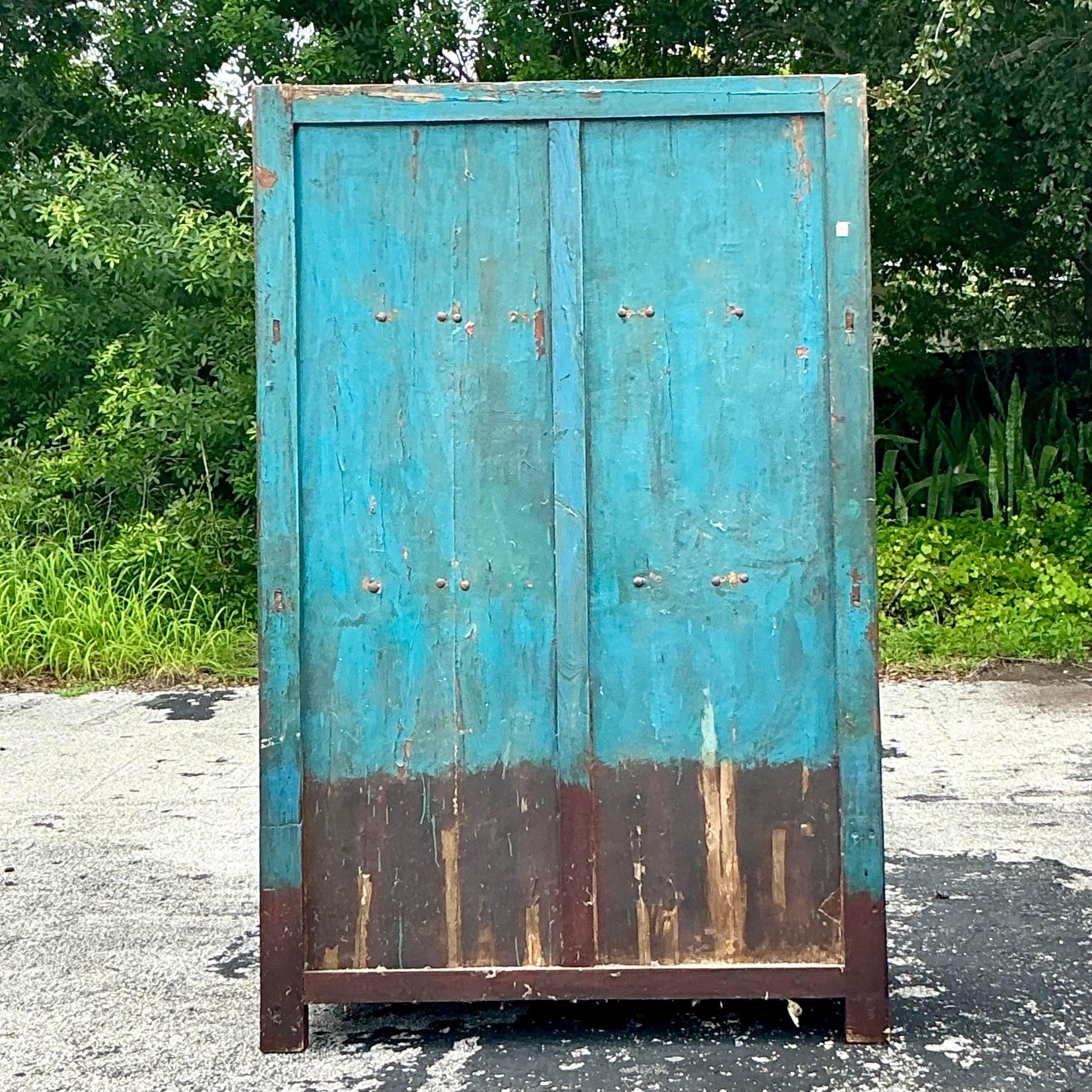 Verleihen Sie Ihrem Raum einen Hauch von zeitloser Eleganz mit diesem handbemalten asiatischen Vintage-Schrank. Das kunstvoll mit lebendigen, handgemalten Motiven verzierte Stück versprüht Charme und Kunstfertigkeit der alten Welt. Er eignet sich