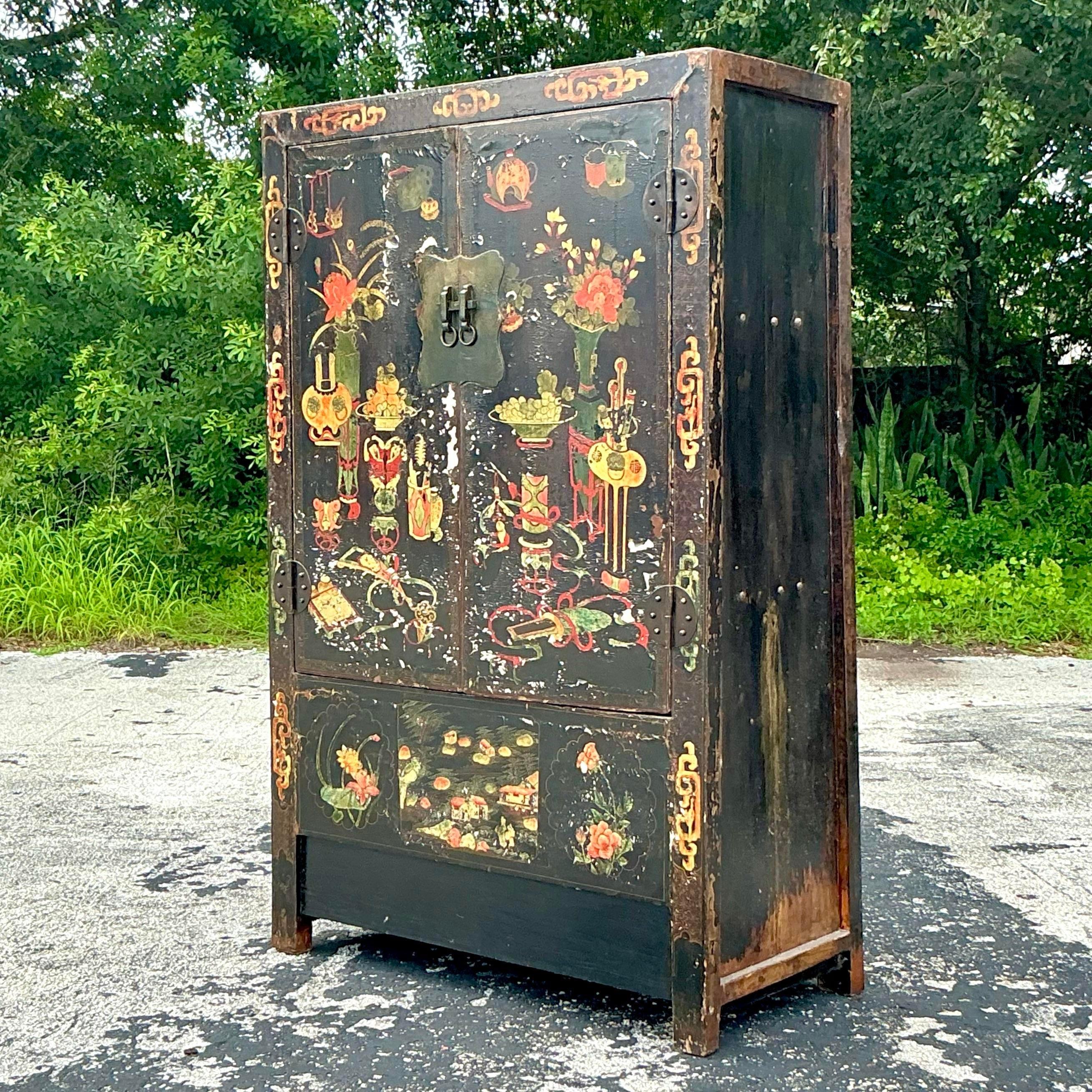 Asiatischer handbemalter Vintage-Schrank (Chinesisch) im Angebot