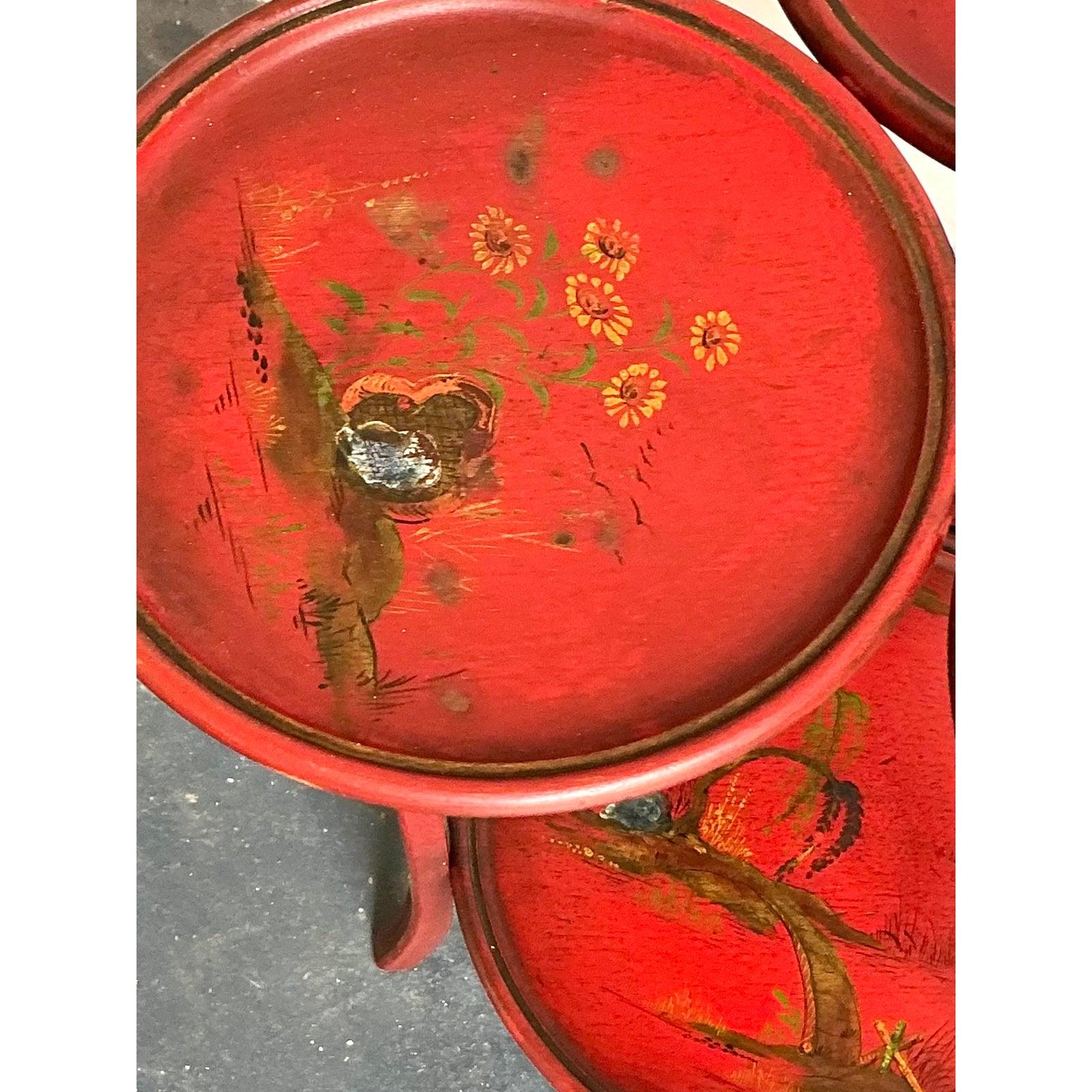 Añade un vibrante toque de color y encanto mundano a tu interior con esta encantadora mesa auxiliar Chinoiserie vintage. Un bello ejemplo de artesanía de mediados de siglo, esta pieza presenta cuatro bandejas escalonadas, perfectas para exponer una