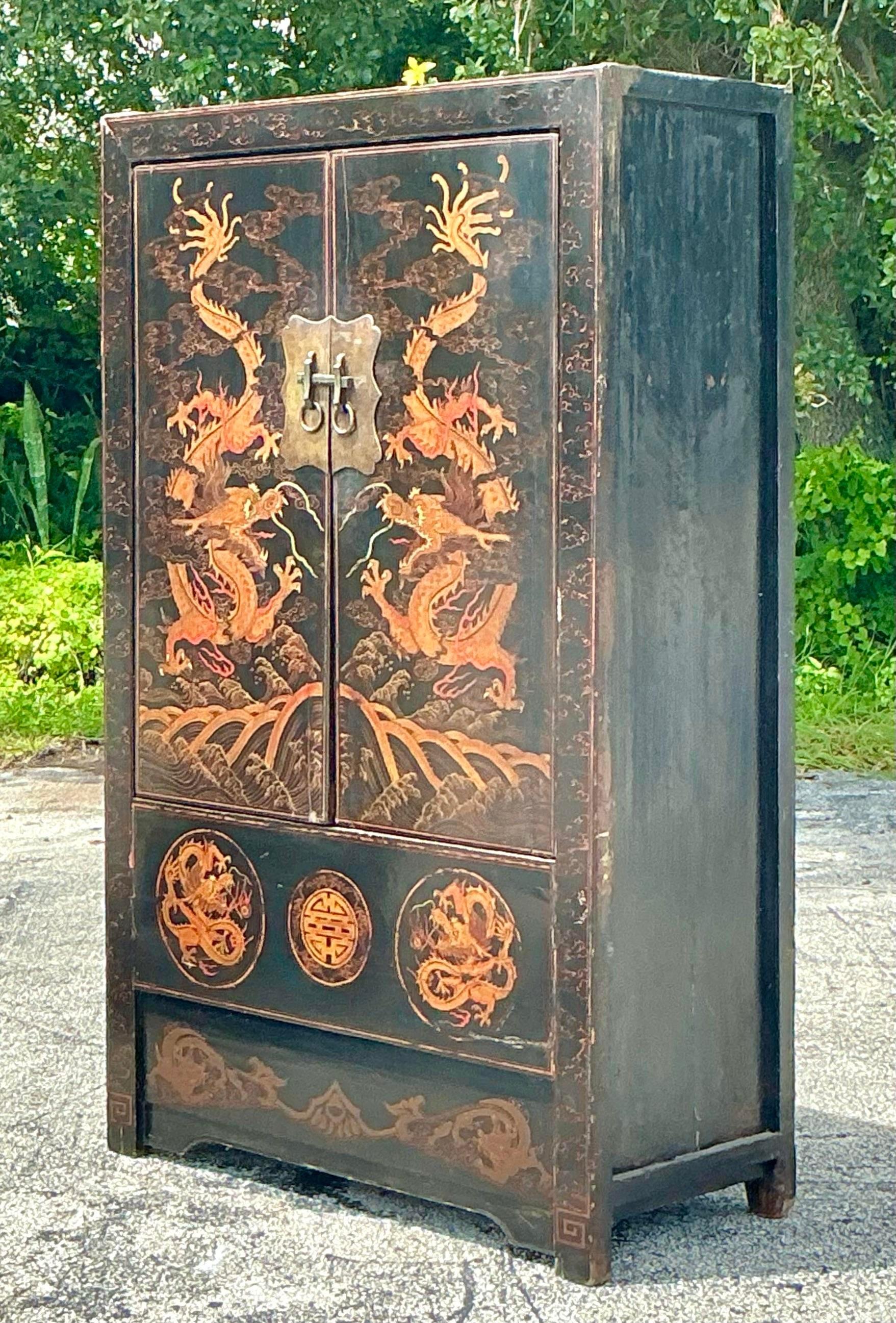 Peppen Sie Ihren Raum mit diesem auffälligen, handbemalten asiatischen Drachenschrank im Vintage-Stil auf. Das kühne, aufwendig gemalte Drachenmotiv verleiht jedem Raum ein Gefühl von Macht und Mystik. Seine exquisite Handwerkskunst und die