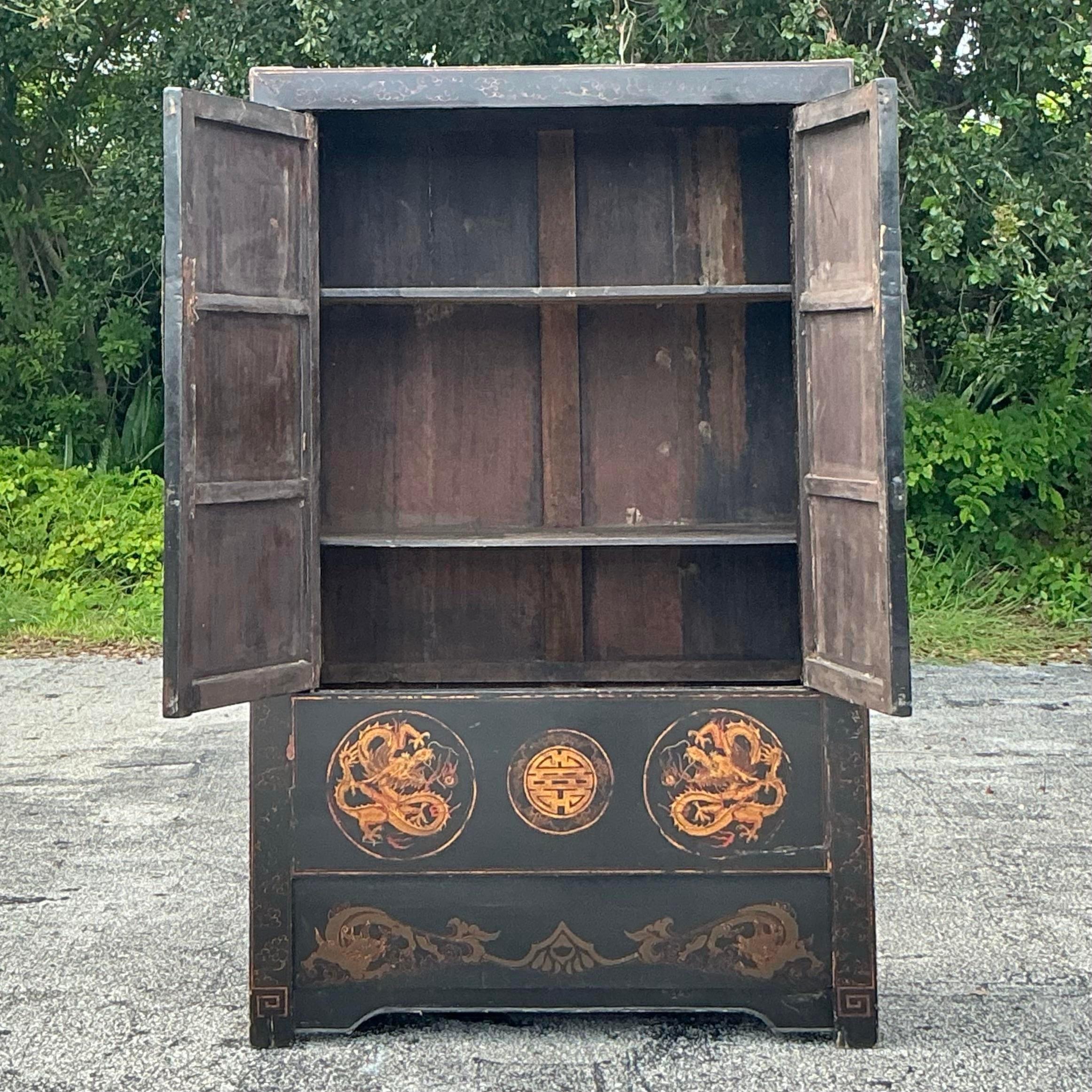 Vintage Asian Hand gemalt Drache Schrank (20. Jahrhundert) im Angebot