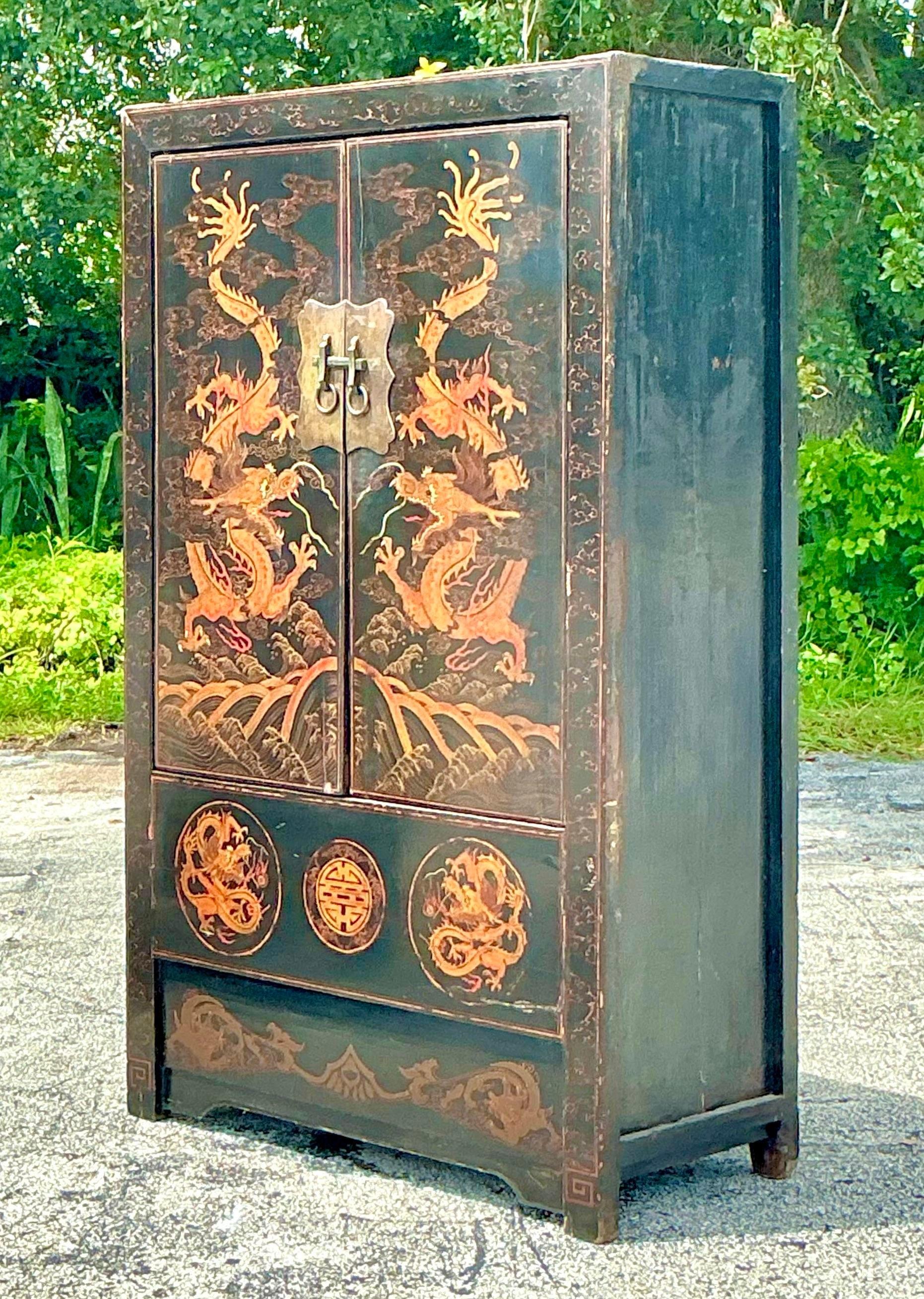 Vintage Asian Hand gemalt Drache Schrank (Holz) im Angebot