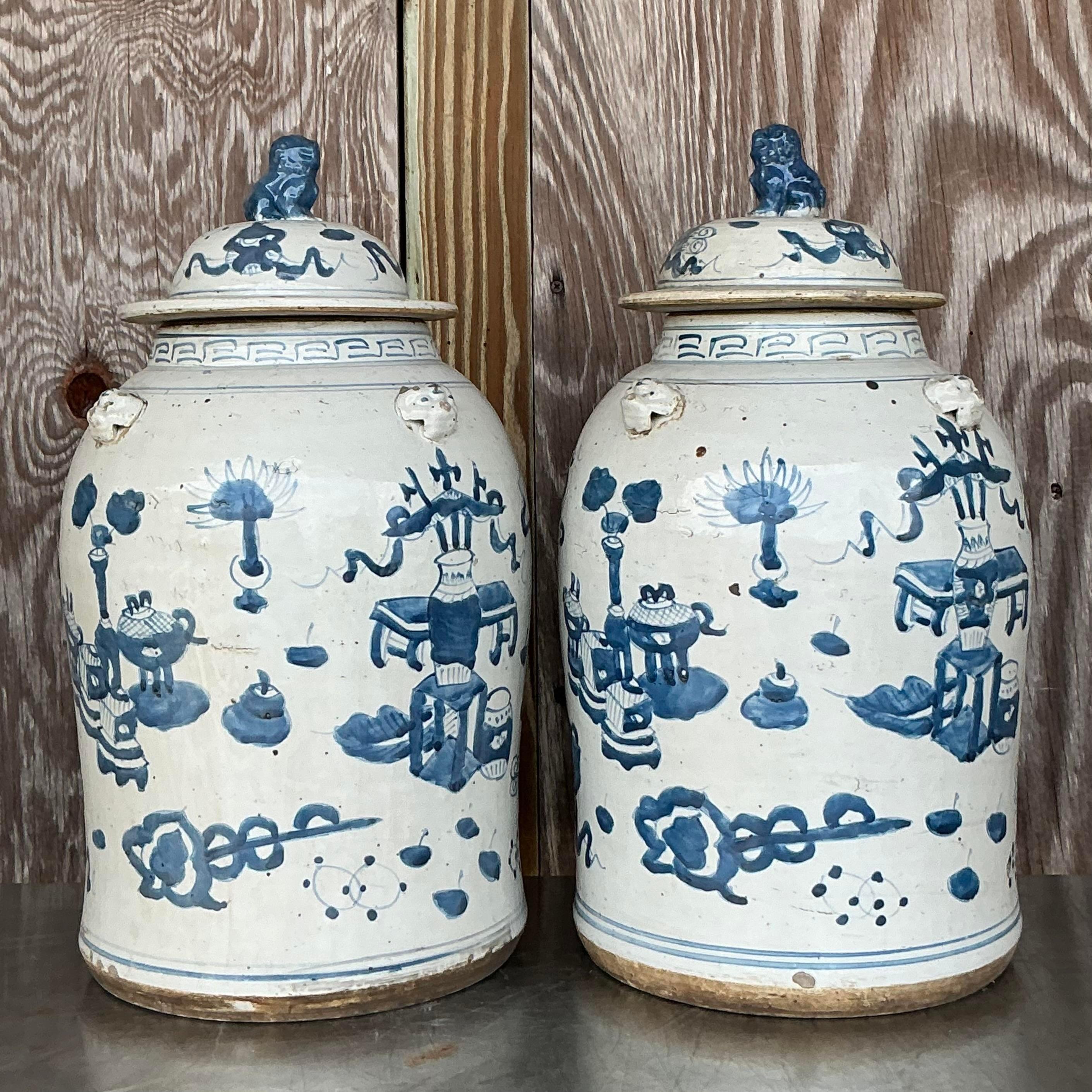 Améliorez votre décor avec notre paire de pots à gingembre Foo Dog peints à la main et d'origine asiatique. Ces jarres exquises présentent des dessins complexes peints à la main et des motifs emblématiques de Foo Dog, mêlant l'art asiatique à une