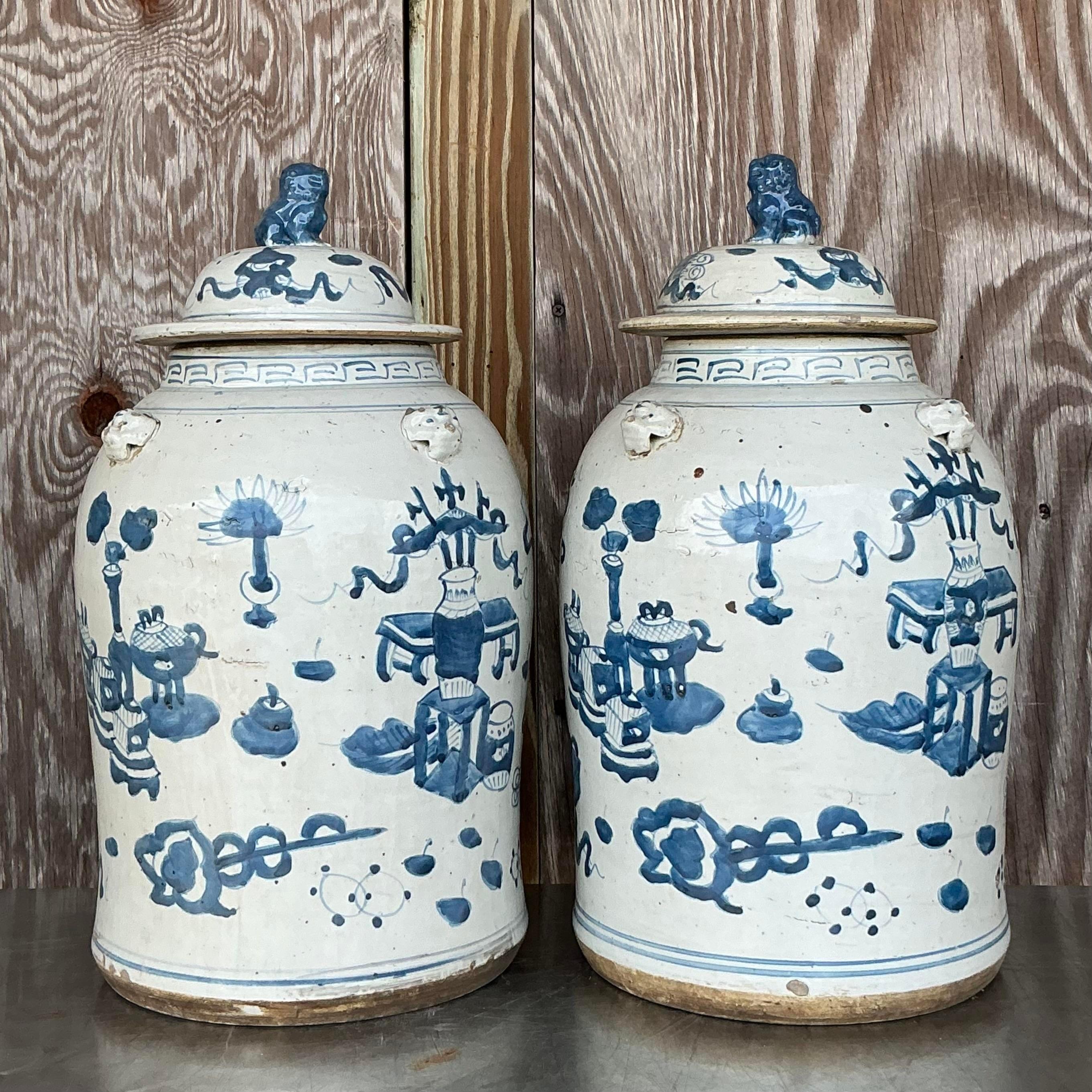 Chinois Paire de jarres à gingembre asiatiques peintes à la main en forme de chien de foo en vente