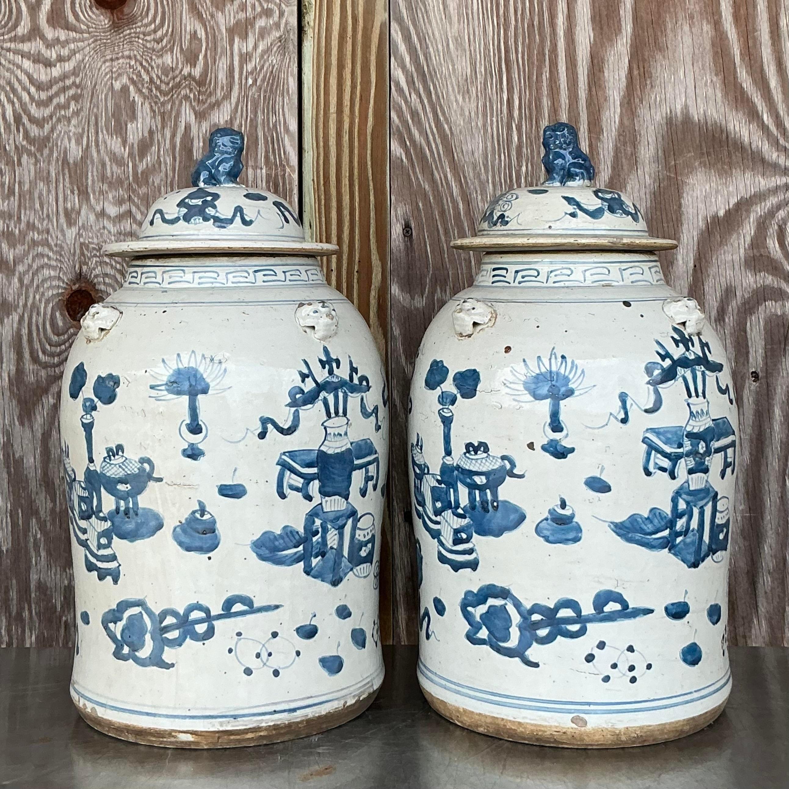 20ième siècle Paire de jarres à gingembre asiatiques peintes à la main en forme de chien de foo en vente