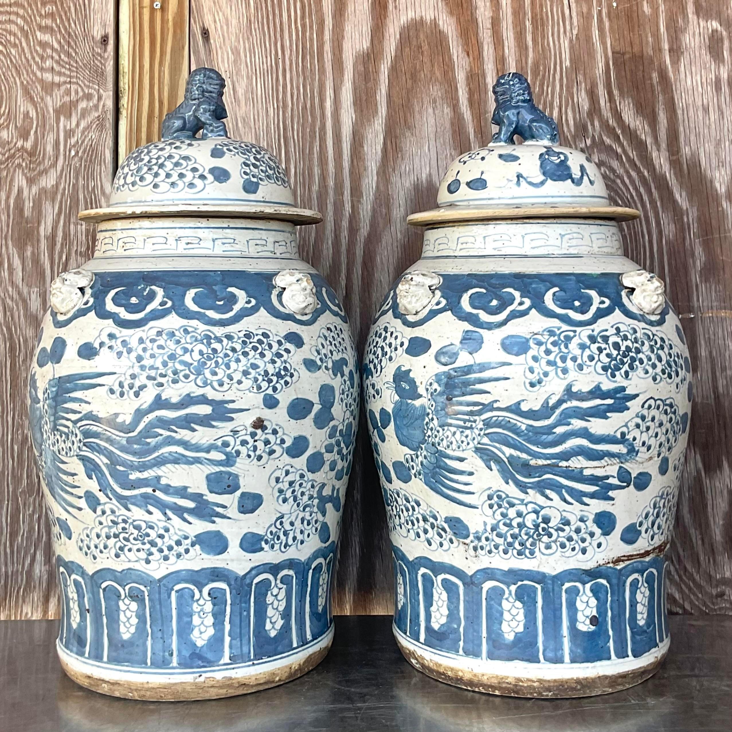 Verleihen Sie Ihrem Raum exotische Eleganz mit unserem Vintage Asian Hand-Painted Phoenix Ginger Jar - A Pair. Diese handgefertigten Gläser mit ihren komplizierten Details erinnern an die Mystik des Orients und fügen sich nahtlos in die