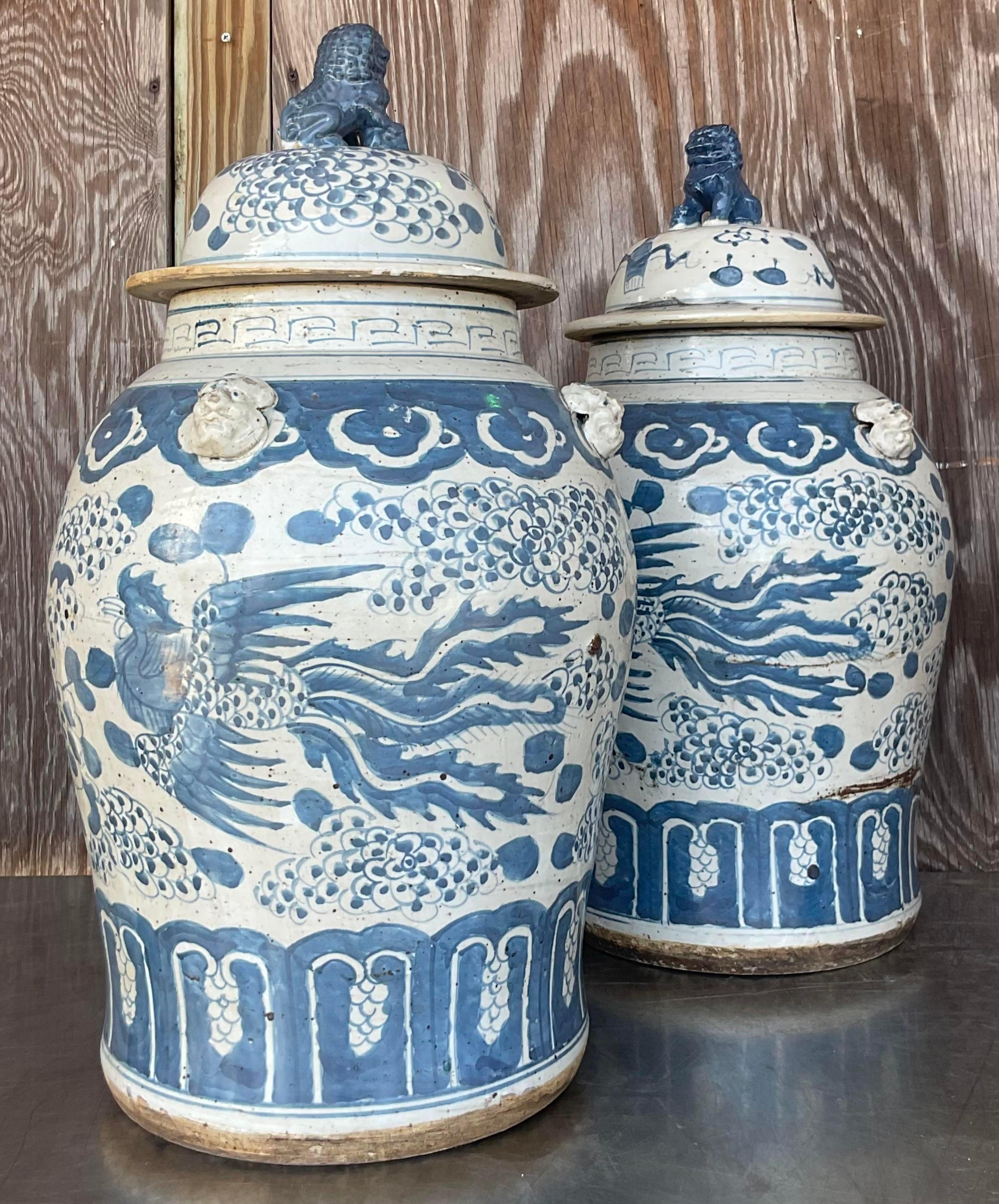 Chinois Paire de pots à gingembre asiatiques peints à la main Phoenix en vente