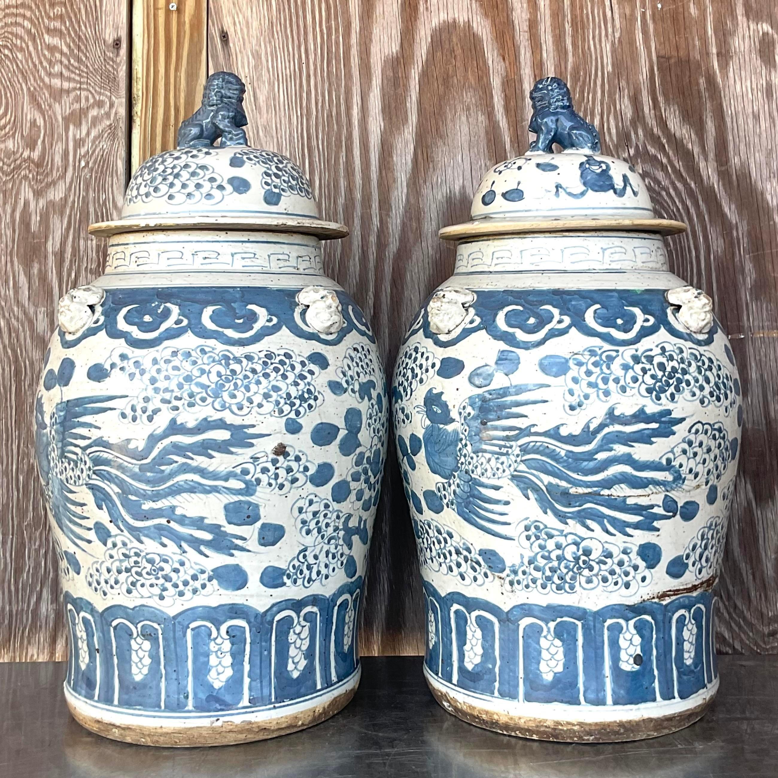 20ième siècle Paire de pots à gingembre asiatiques peints à la main Phoenix en vente
