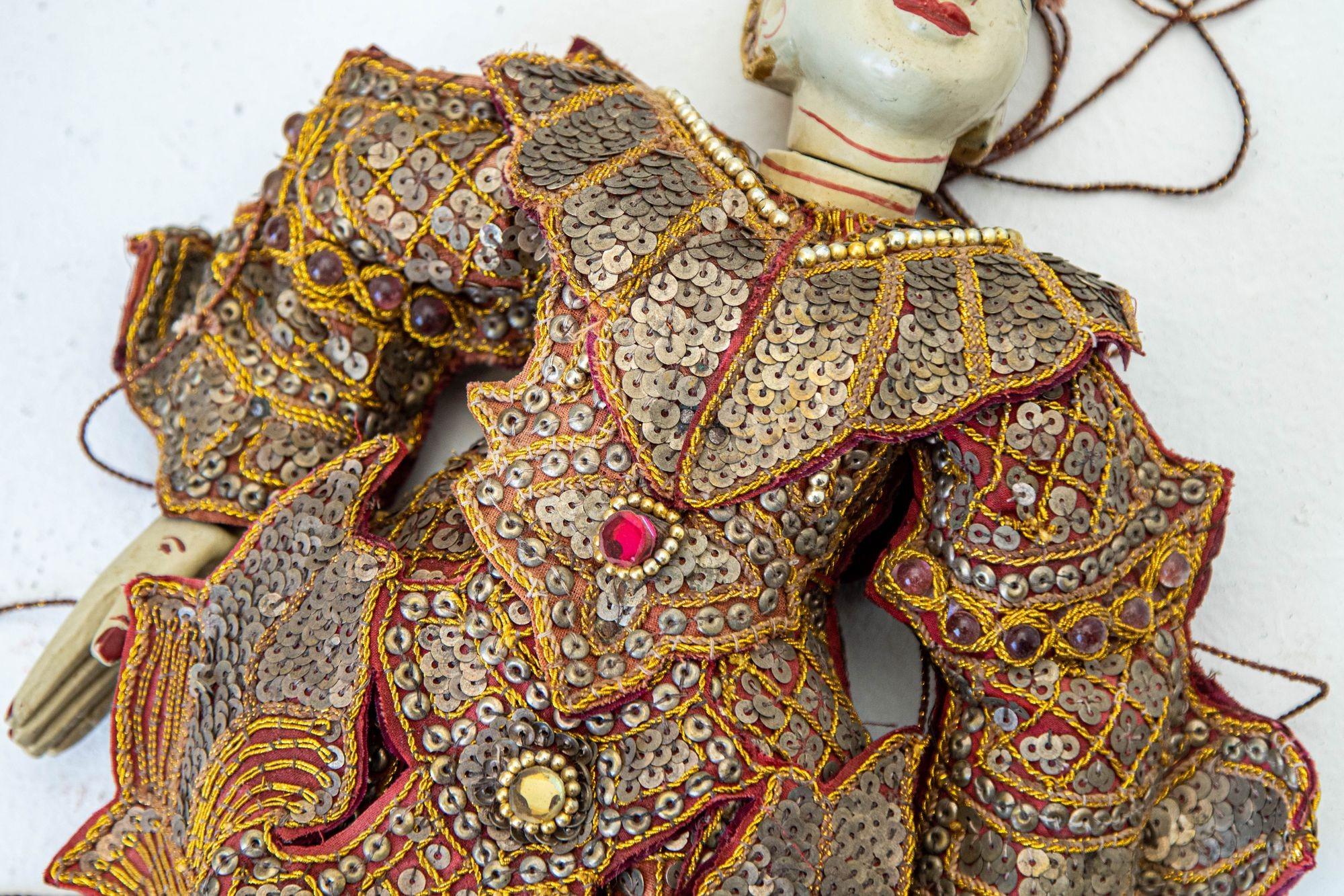 Asiatische handgefertigte burmesische Opern Marionette-Wandschmuck aus Holz, 1950er Jahre im Angebot 10