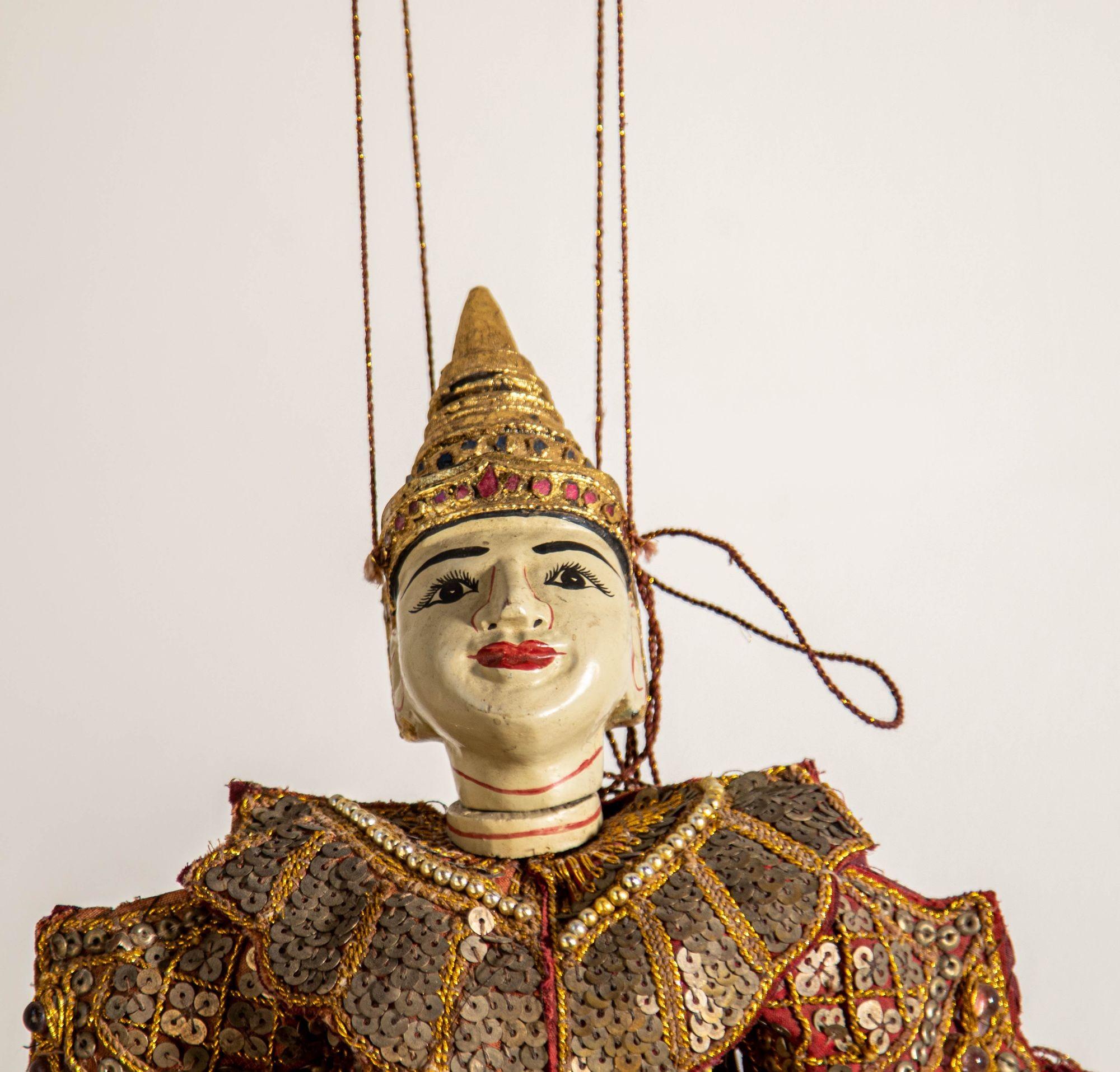 Exquisite handgefertigte Holzmarionette aus den 1950er Jahren mit burmesischer Schnur, die asiatische Opernkunst widerspiegelt.
Diese prächtige burmesisch-thailändische Marionette ist ein Zeugnis meisterhafter Handschnitzerei und aufwändiger