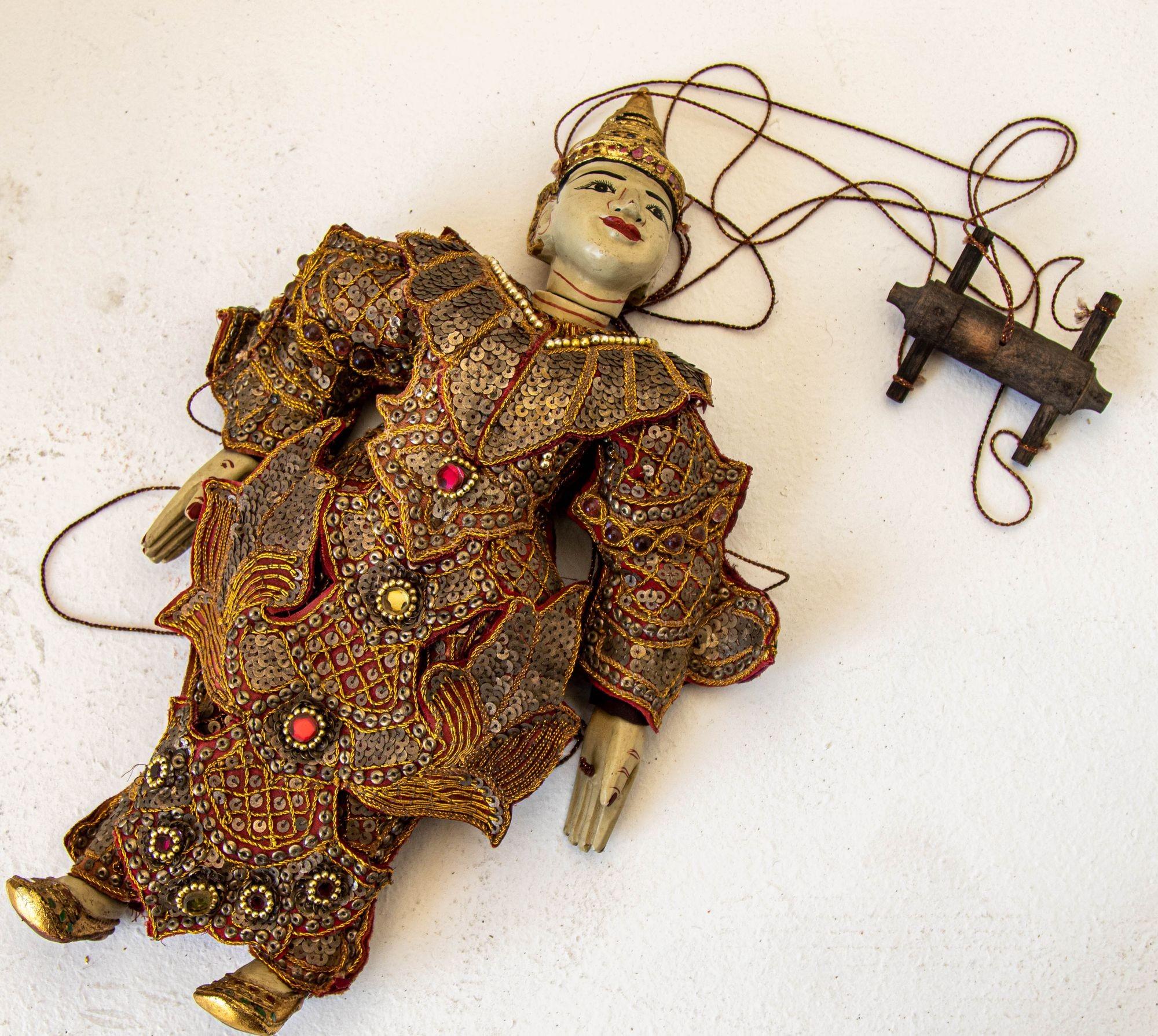 Asiatische handgefertigte burmesische Opern Marionette-Wandschmuck aus Holz, 1950er Jahre im Angebot 1