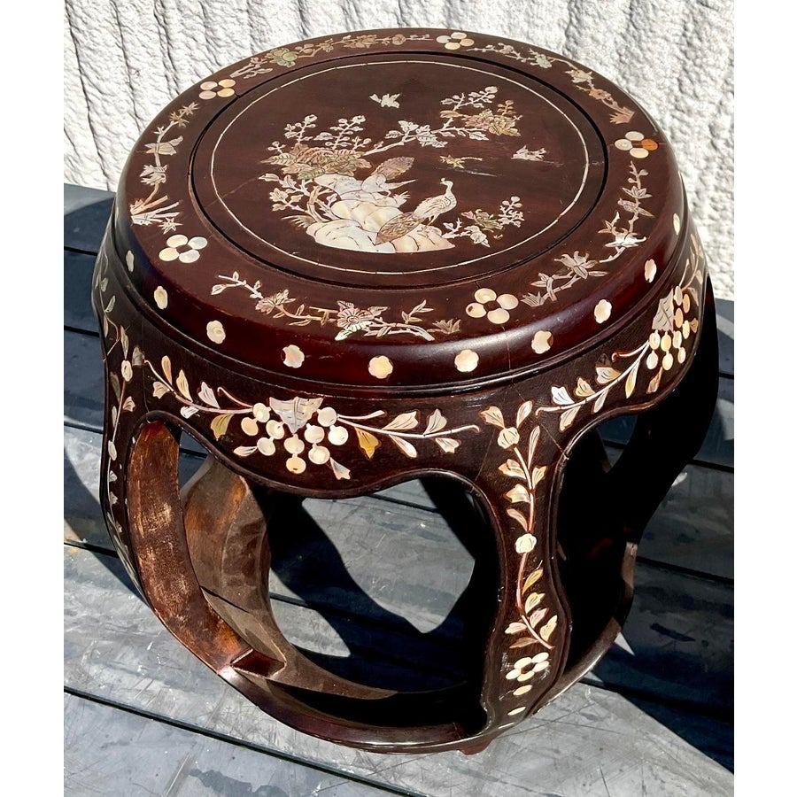 XX secolo Sgabelli bassi asiatici d'epoca con intarsi in legno duro - una coppia in vendita