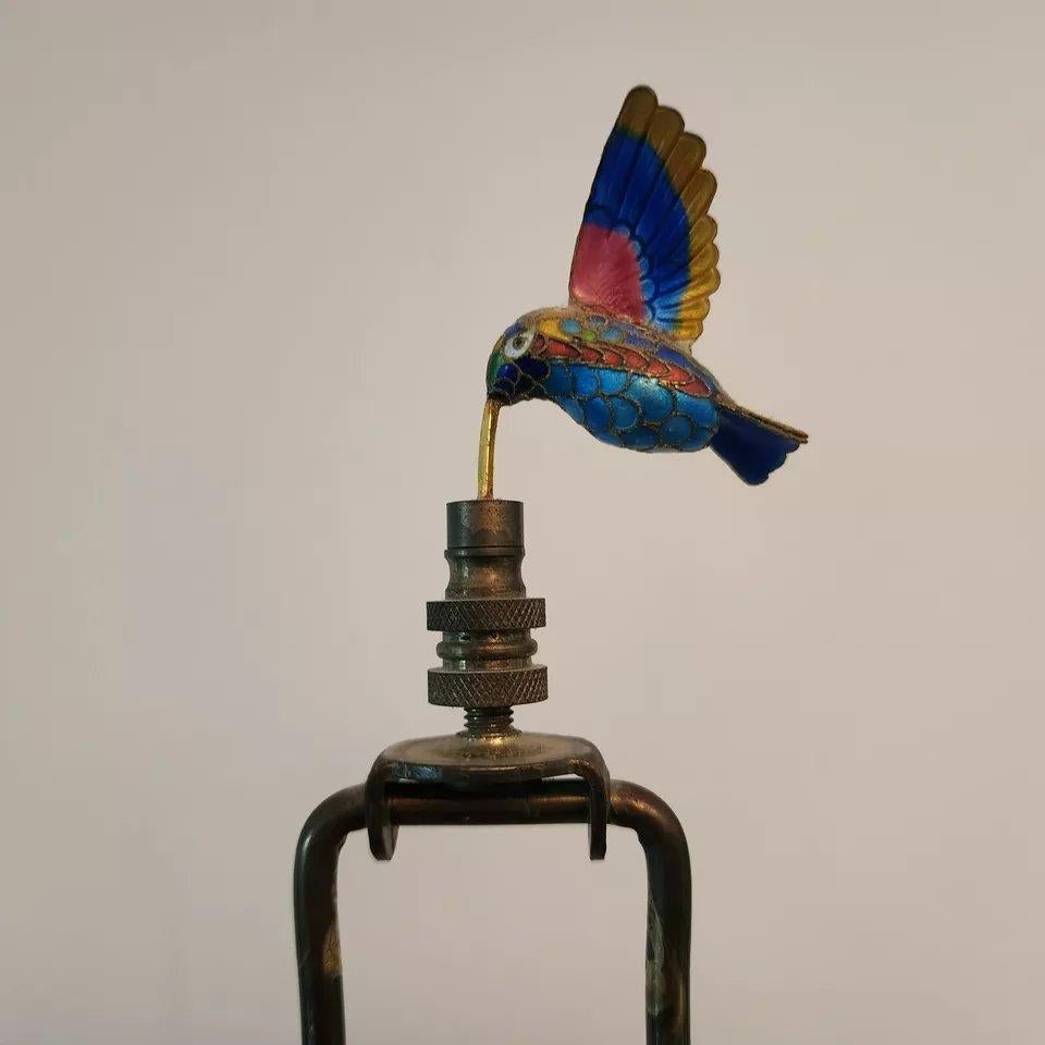 Pareja de lámparas de mesa asiáticas vintage Colibrí mediados del siglo XX en venta