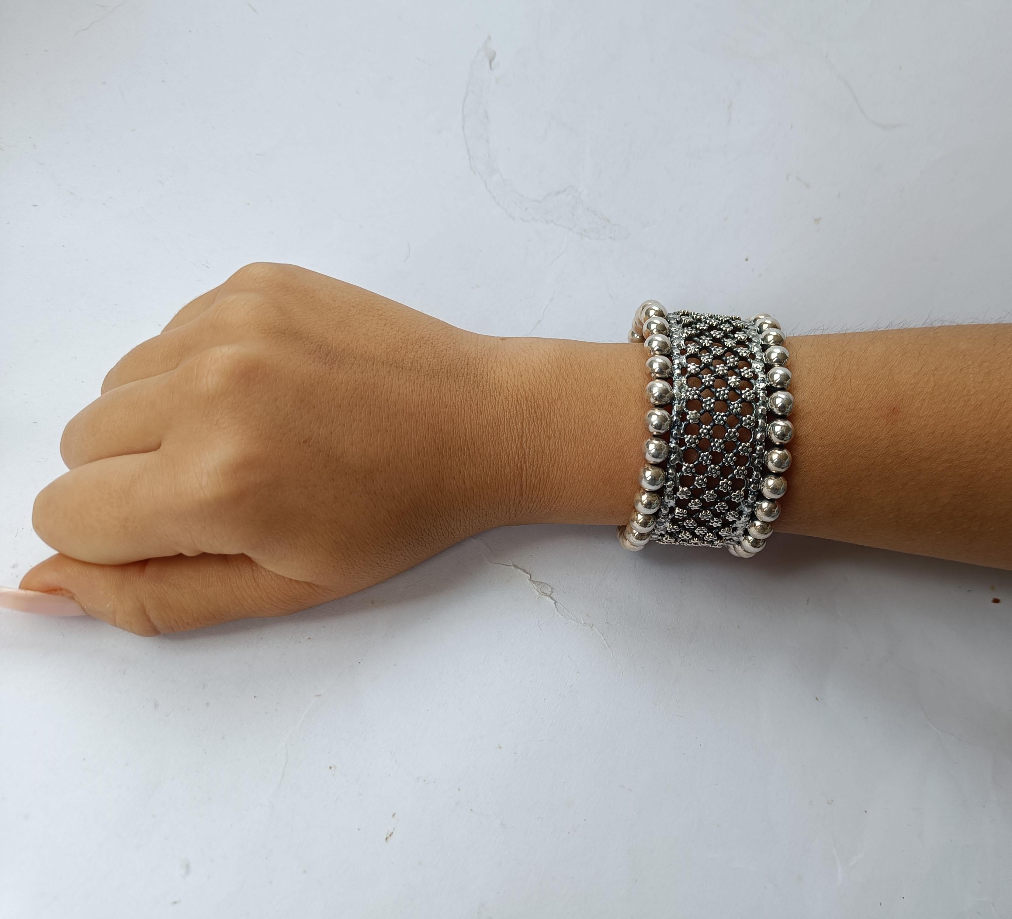 Vintage Asian Indian Silver Bracelet

Beautiful cuff bracelet with pierced and pearl shaped edge design
High grade silver  
Width 4  cm  weight 72 grams
Period mid 1970`s
Condition: Fine.



 
 
