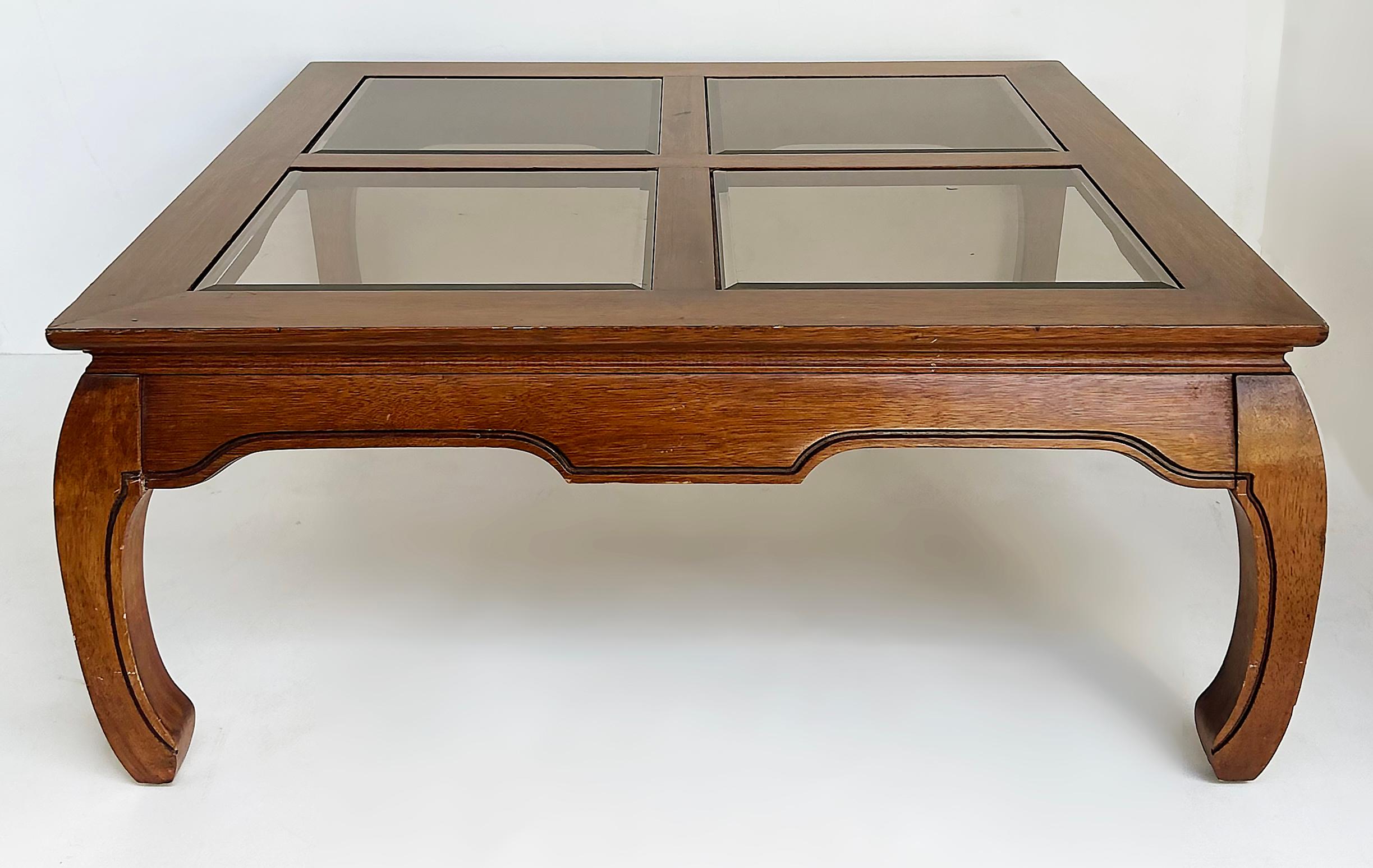 Vintage asiatisch inspirierte Holzbeistelltische mit abgeschrägten Glasplatten im Angebot 4