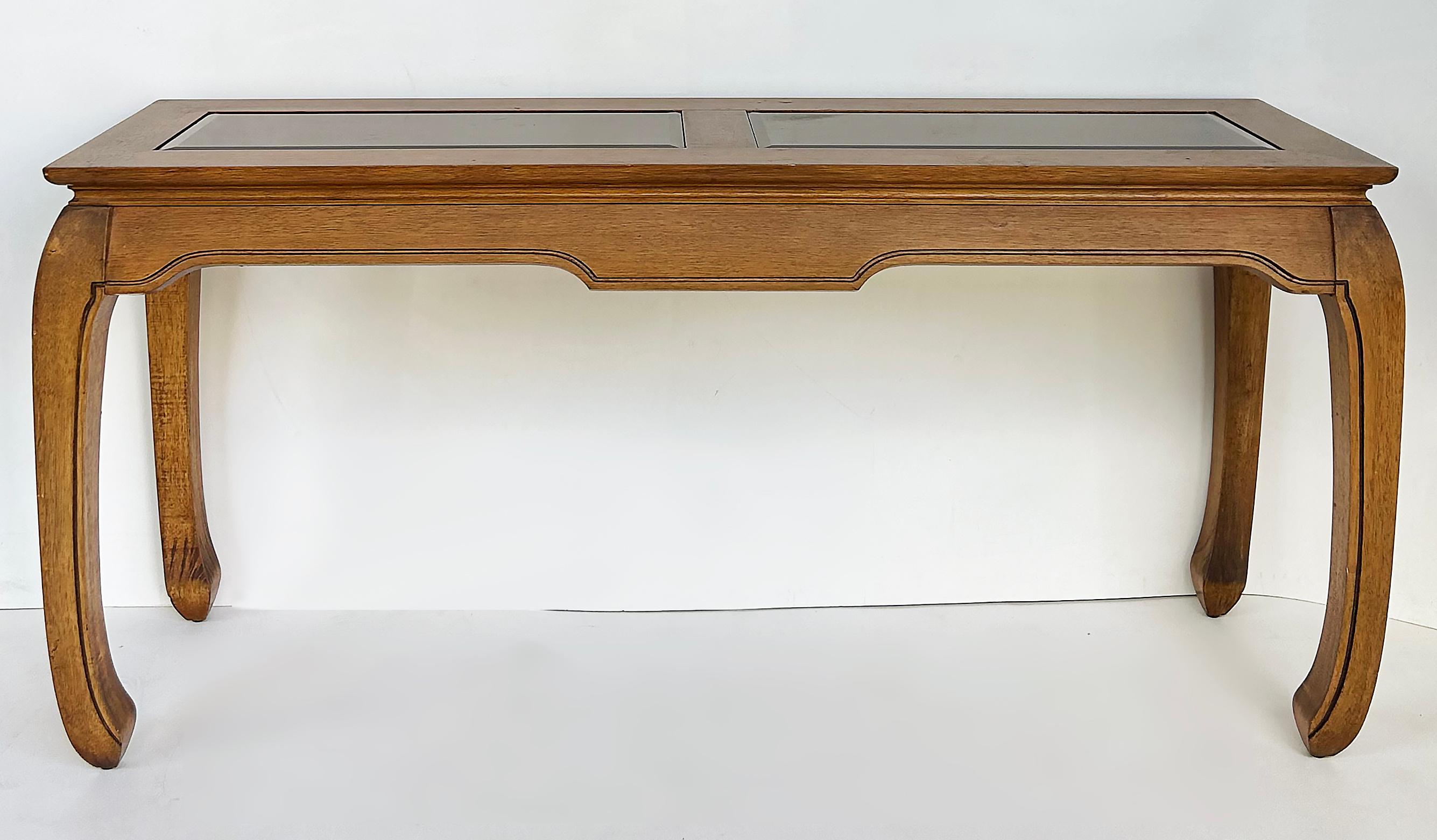 Vintage asiatisch inspirierte Holzbeistelltische mit abgeschrägten Glasplatten im Angebot 5