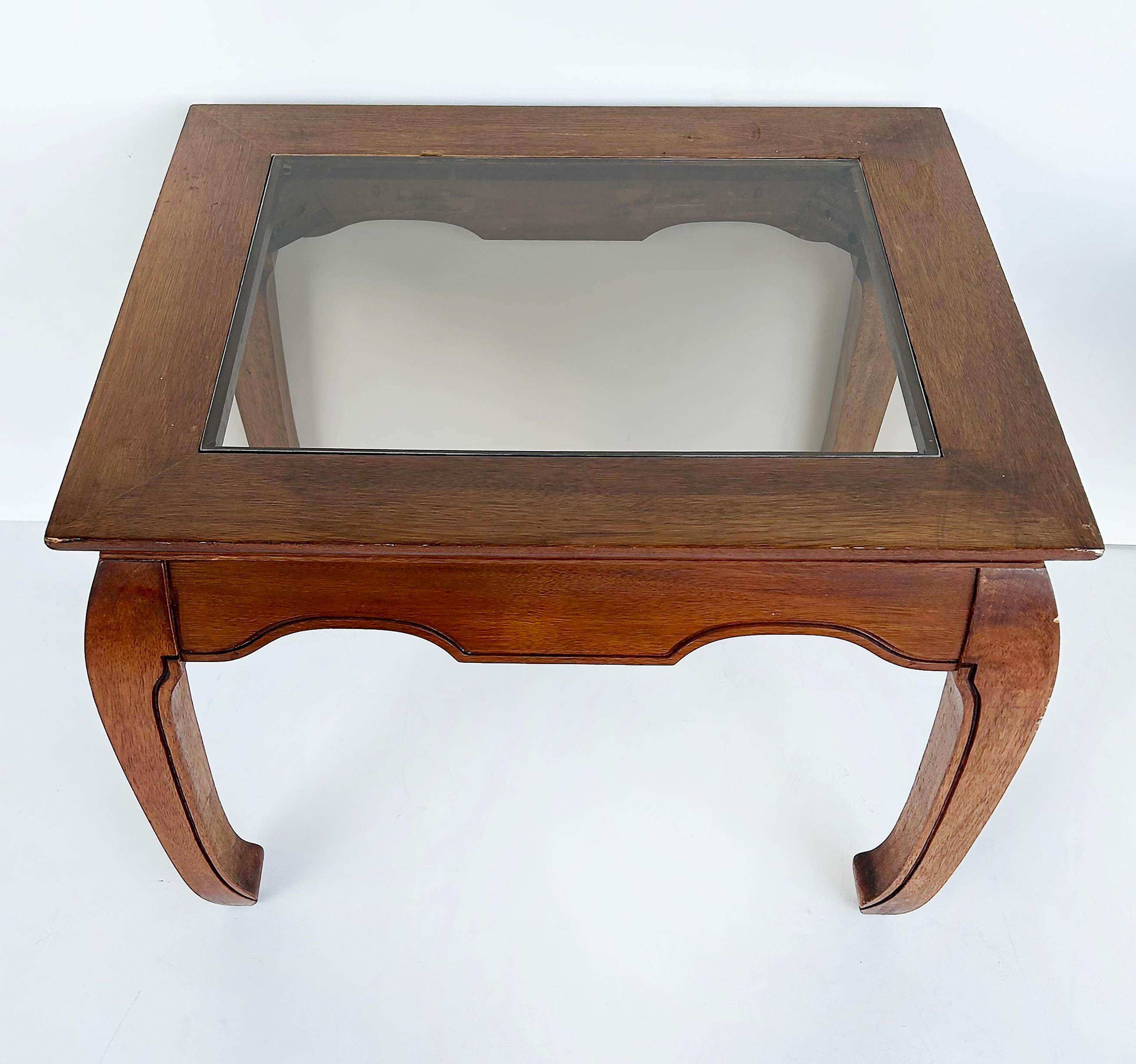 Vintage asiatisch inspirierte Holzbeistelltische mit abgeschrägten Glasplatten

Zum Verkauf angeboten wird ein schönes Paar von hölzernen asiatisch inspirierte Beistelltische mit eingefügten abgeschrägten Glasplatten. Die passenden Couchtische und