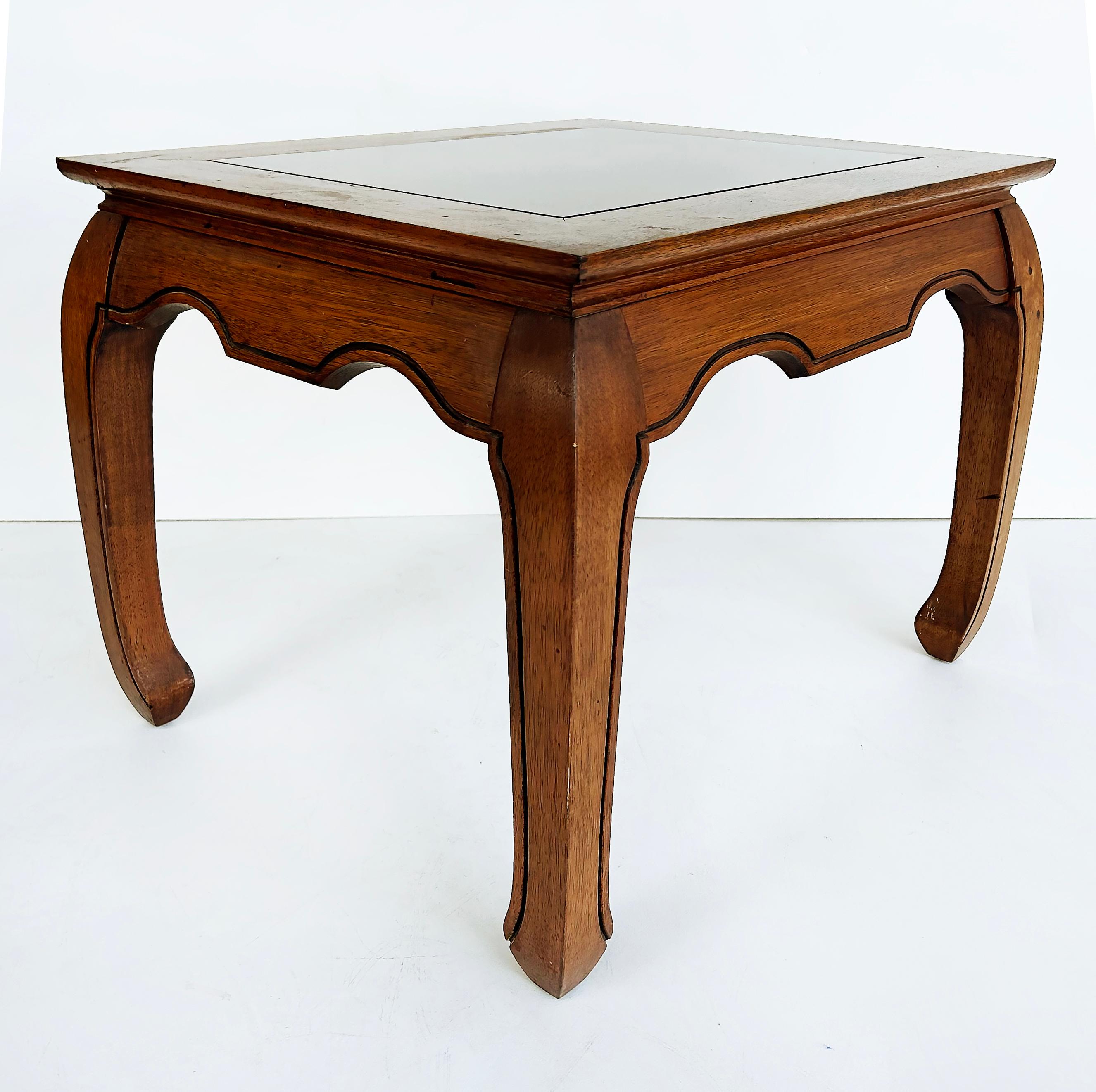 Vintage asiatisch inspirierte Holzbeistelltische mit abgeschrägten Glasplatten (Unbekannt) im Angebot