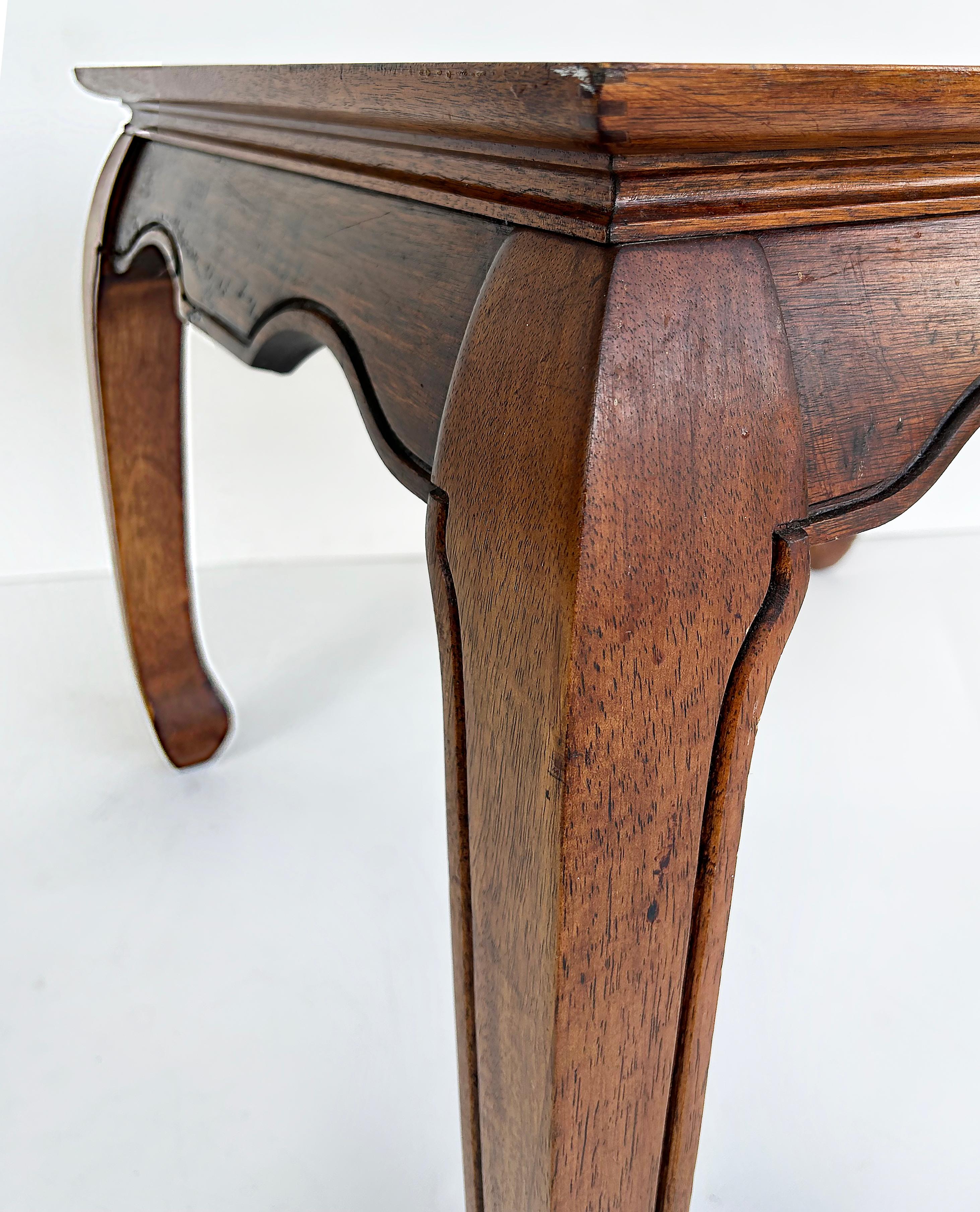 Vintage asiatisch inspirierte Holzbeistelltische mit abgeschrägten Glasplatten im Zustand „Gut“ im Angebot in Miami, FL