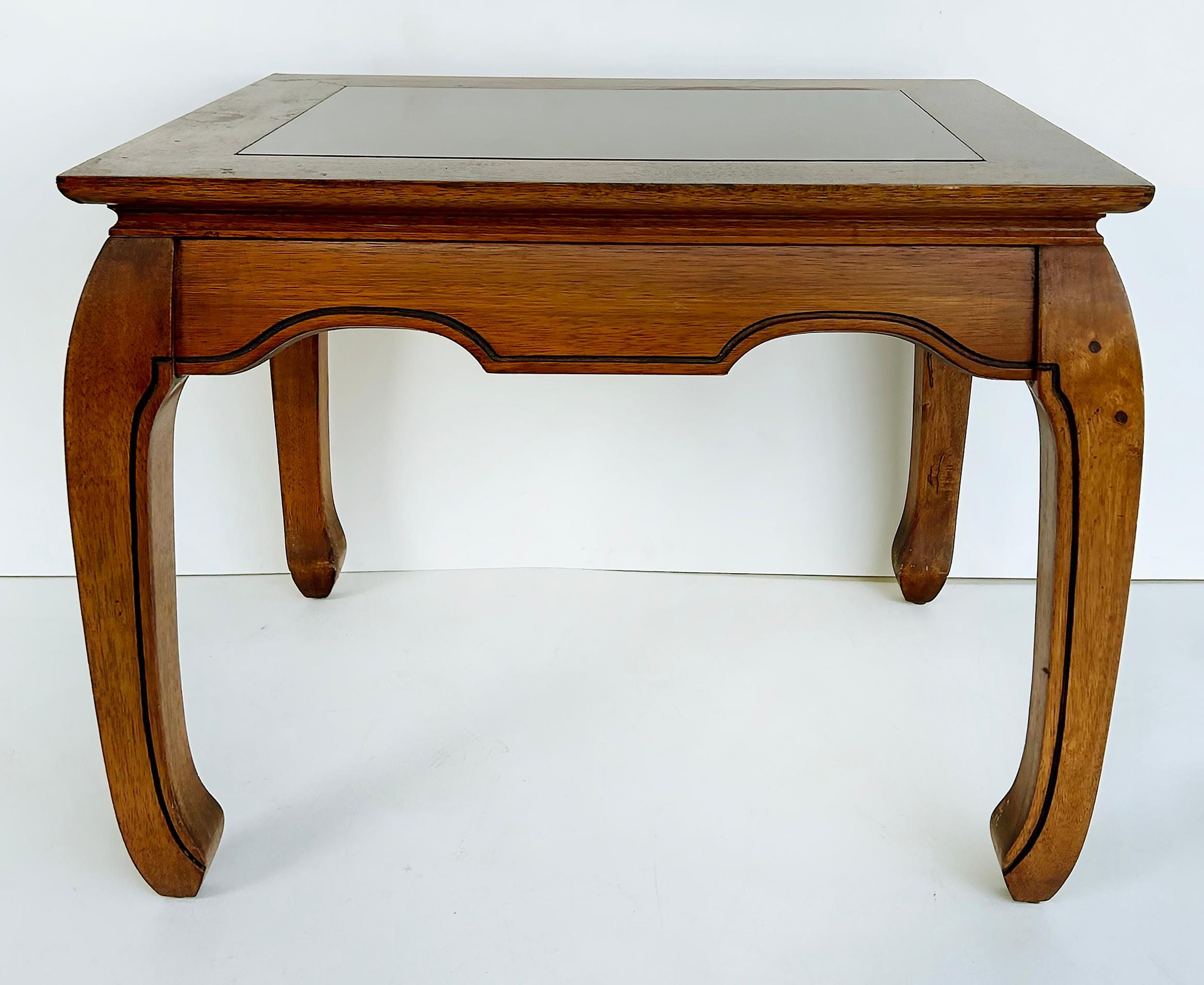 Vintage asiatisch inspirierte Holzbeistelltische mit abgeschrägten Glasplatten (20. Jahrhundert) im Angebot
