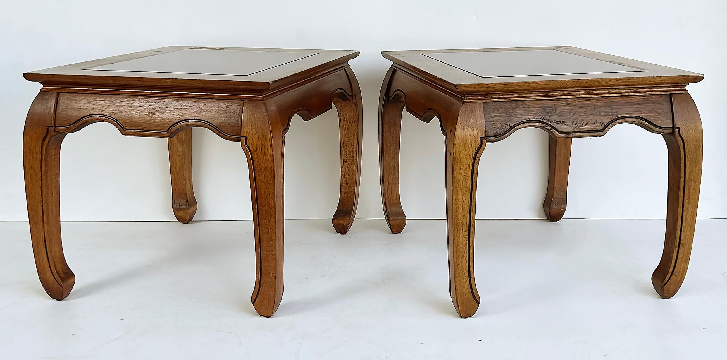 Vintage asiatisch inspirierte Holzbeistelltische mit abgeschrägten Glasplatten im Angebot 1