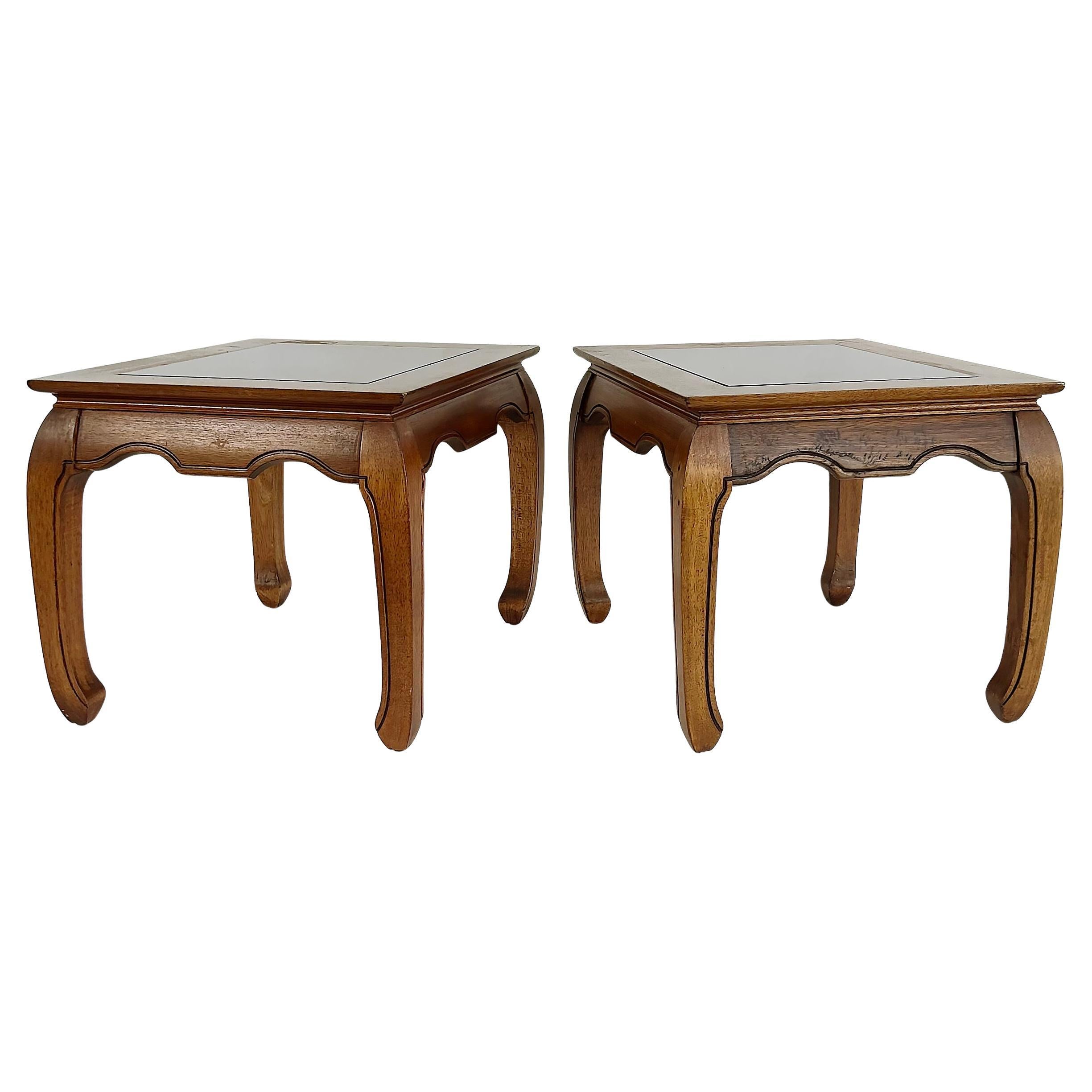 Vintage asiatisch inspirierte Holzbeistelltische mit abgeschrägten Glasplatten im Angebot