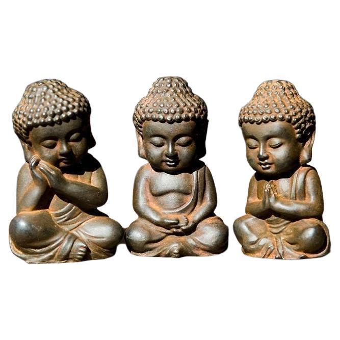 Vintage asiatico in ferro Art Deco Baby Shakyamuni Tathagata Buddhas Set in vendita