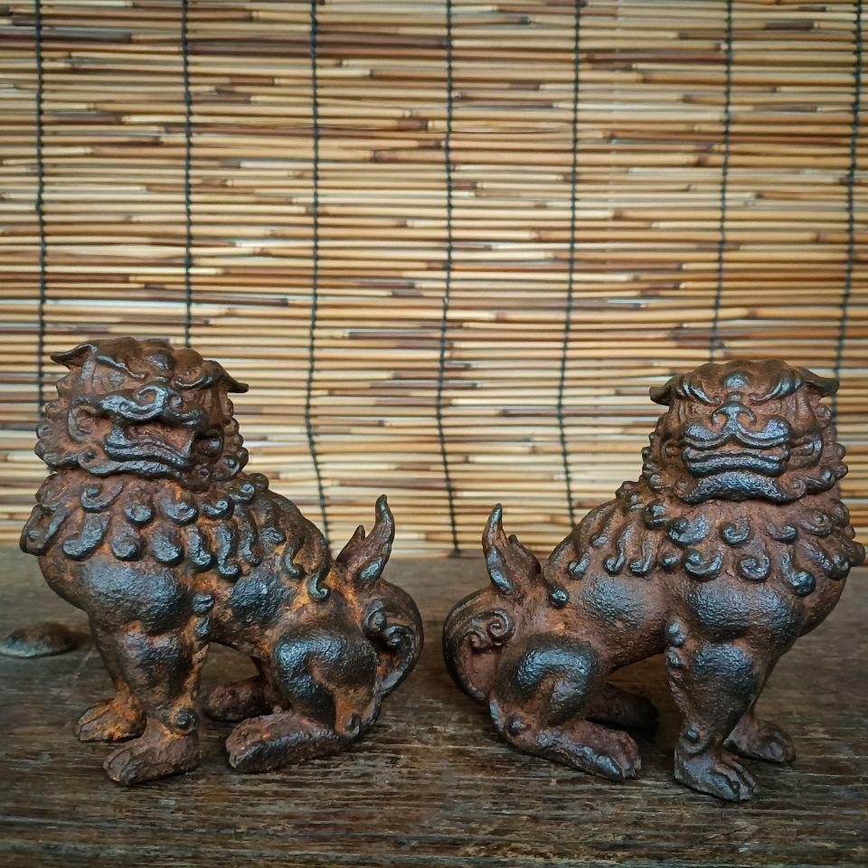 Paire de statues de lions gardiens à poils bouclés en fer d'Asie Vintage État moyen - En vente à 景德镇市, CN