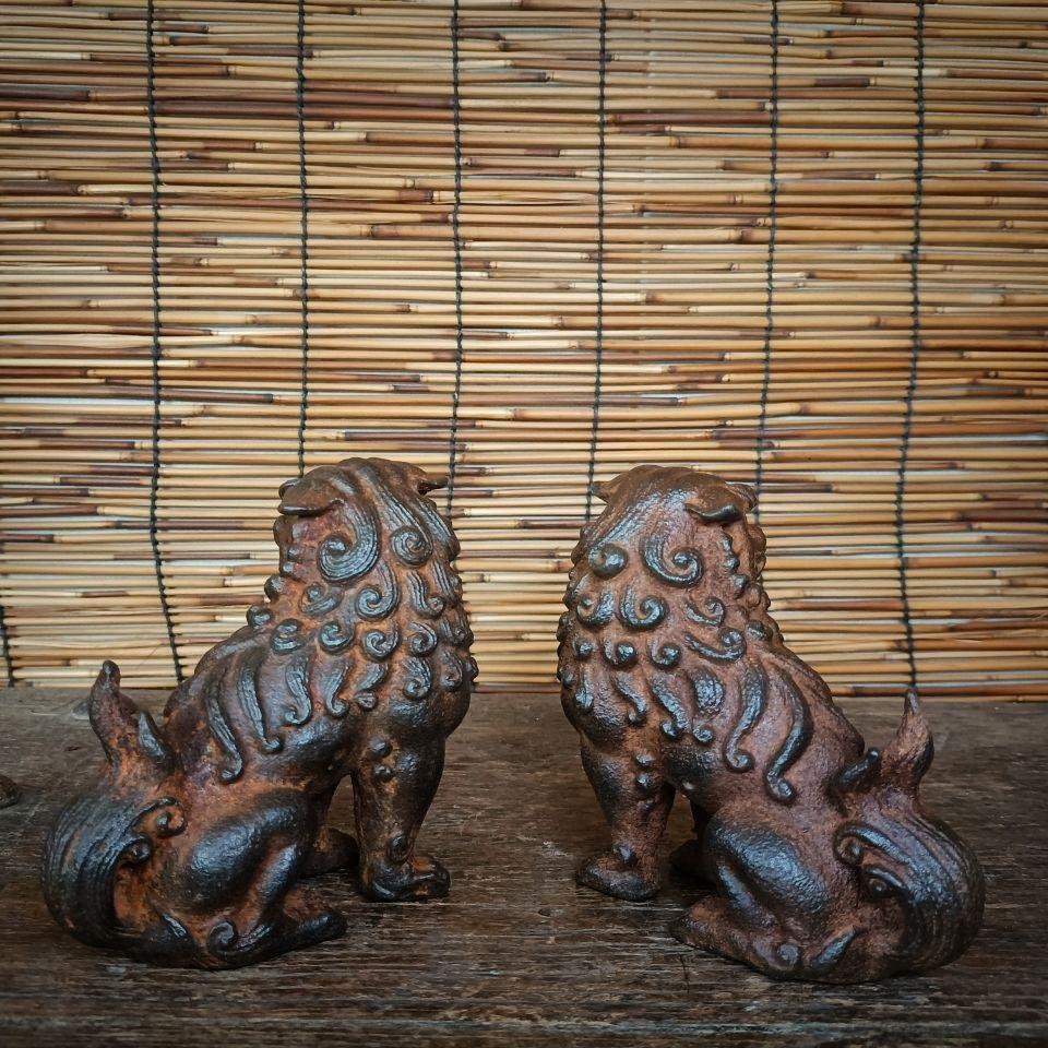 20ième siècle Paire de statues de lions gardiens à poils bouclés en fer d'Asie Vintage en vente