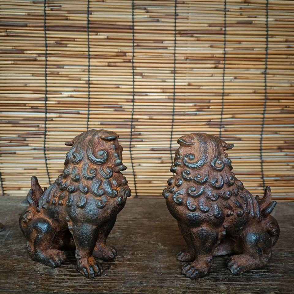 Fer Paire de statues de lions gardiens à poils bouclés en fer d'Asie Vintage en vente