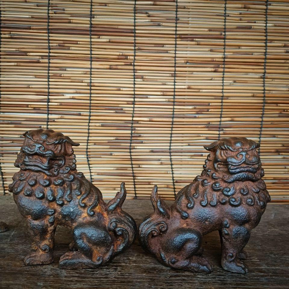 Paire de statues de lions gardiens à poils bouclés en fer d'Asie Vintage en vente 1