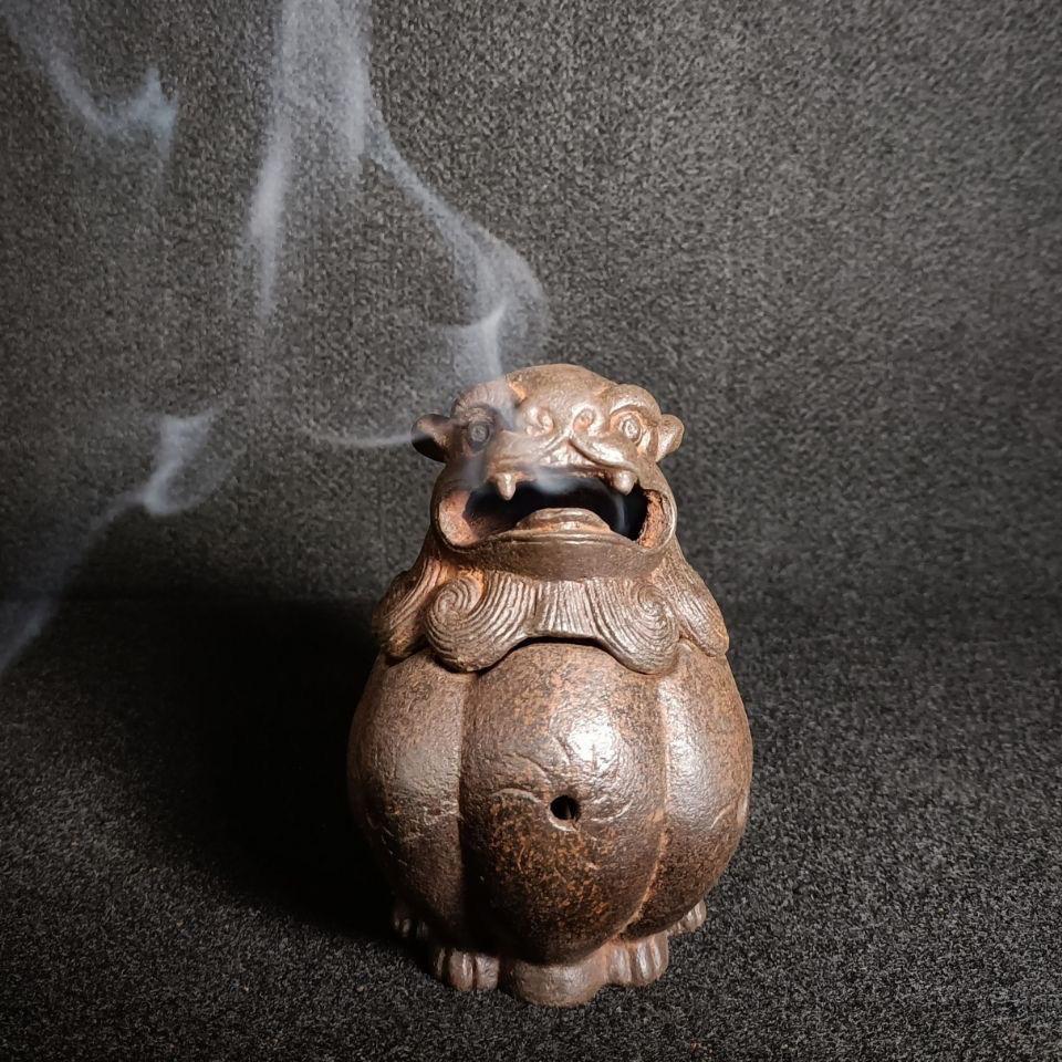 Encensoir asiatique vintage Lion en fer - Symbole de force, de protection et de pureté rituelle

Ajoutez une présence puissante à votre espace avec ce brûleur d'encens Vintage Asian Iron Lion Beast, qui représente une créature mythique et audacieuse