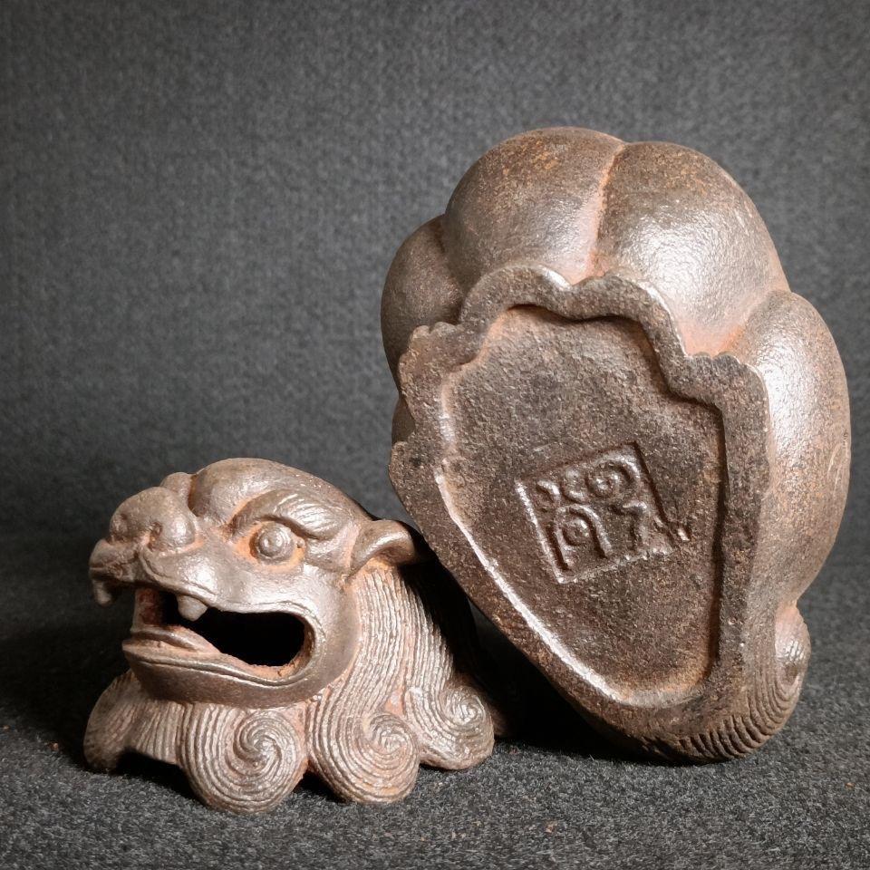 20ième siècle Brûleur d'encens asiatique vintage Lion en fer We the Beast en vente