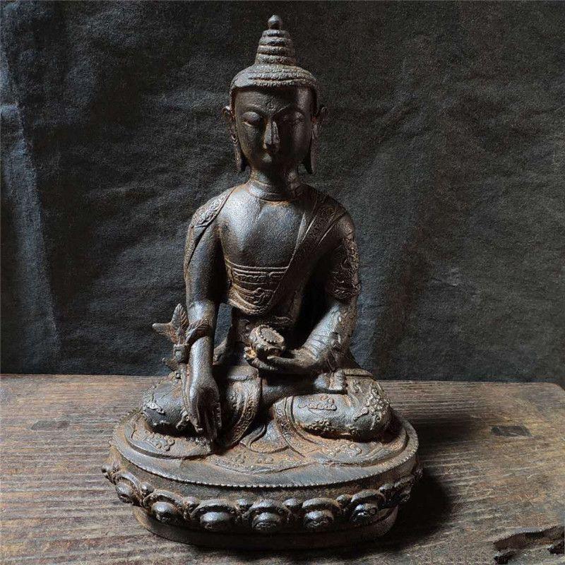 Vintage Asian Iron Statue of Shakyamuni Buddha Sitting on a Lotus - A Symbol of Enlightenment and Serenity

Cette statue asiatique vintage en fer du Bouddha Shakyamuni représente magnifiquement le Bouddha historique, Siddhartha Gautama, assis dans