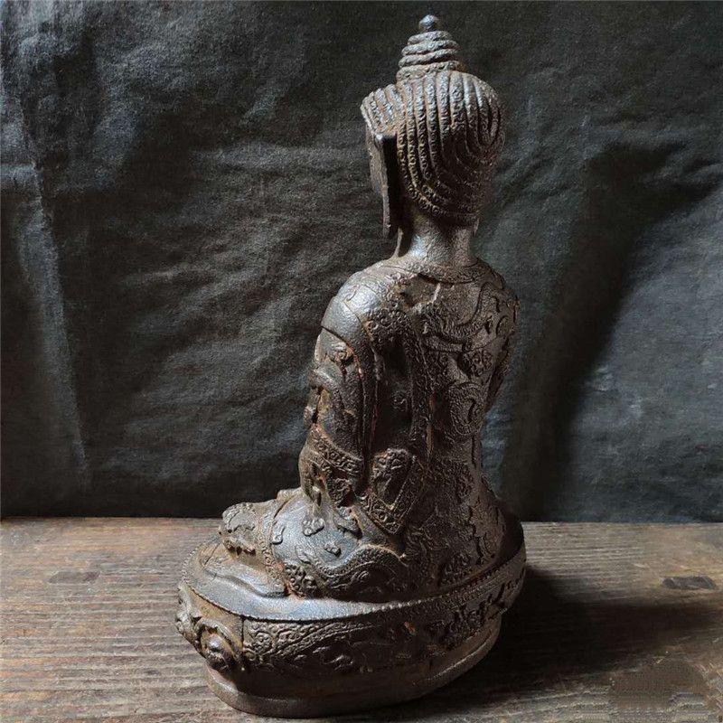 Fer Statue asiatique vintage du Bouddha Shakyamuni assis sur un lotus en vente
