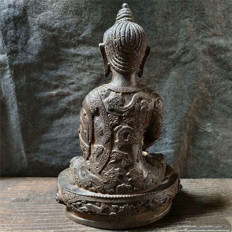 Statue asiatique vintage du Bouddha Shakyamuni assis sur un lotus en vente 1