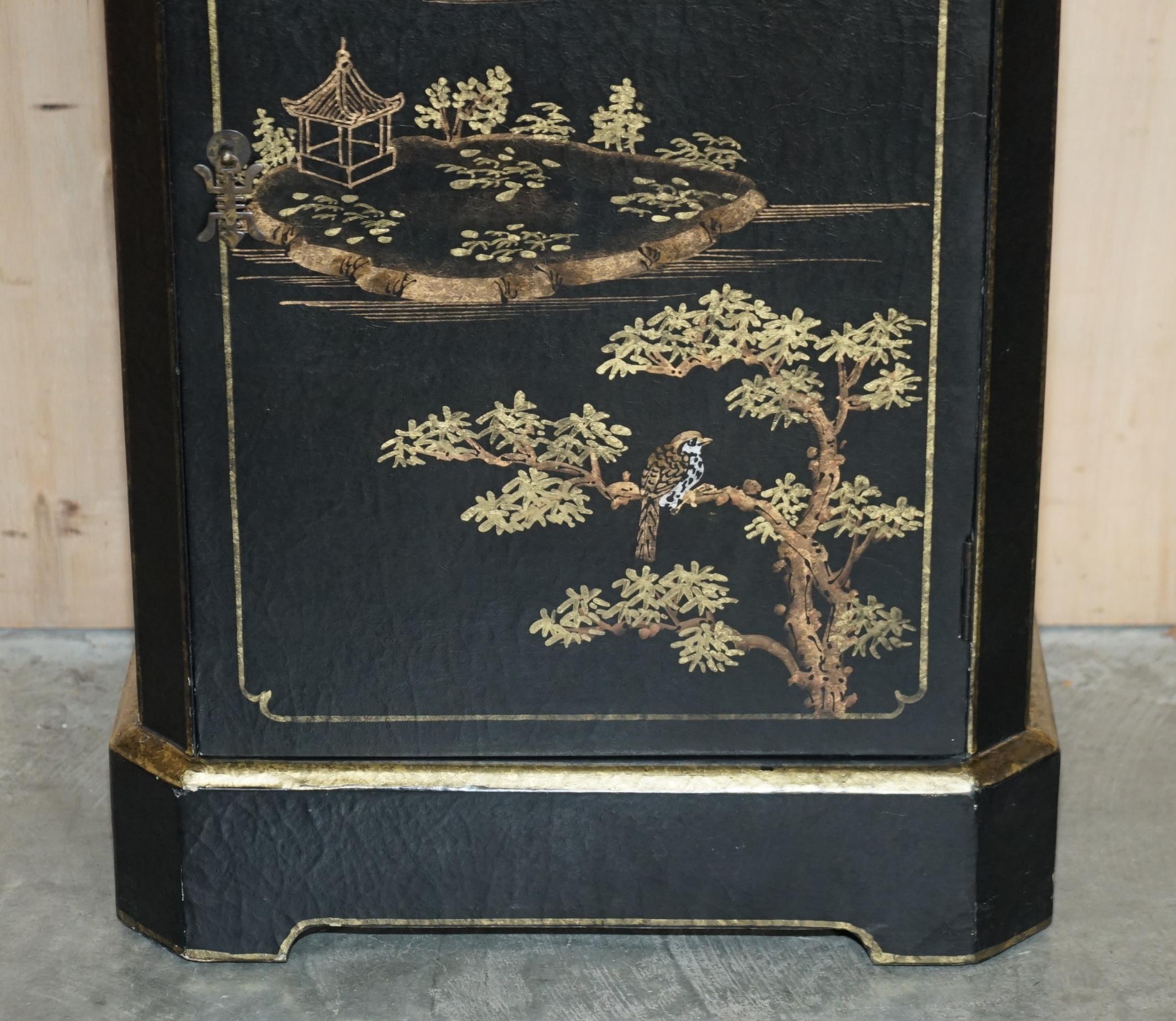 Japanese VINTAGE ASIAN JAPANNED CHINESE CHINOISERIE EBONISED LACQUERED SiDE CABINET TABLE