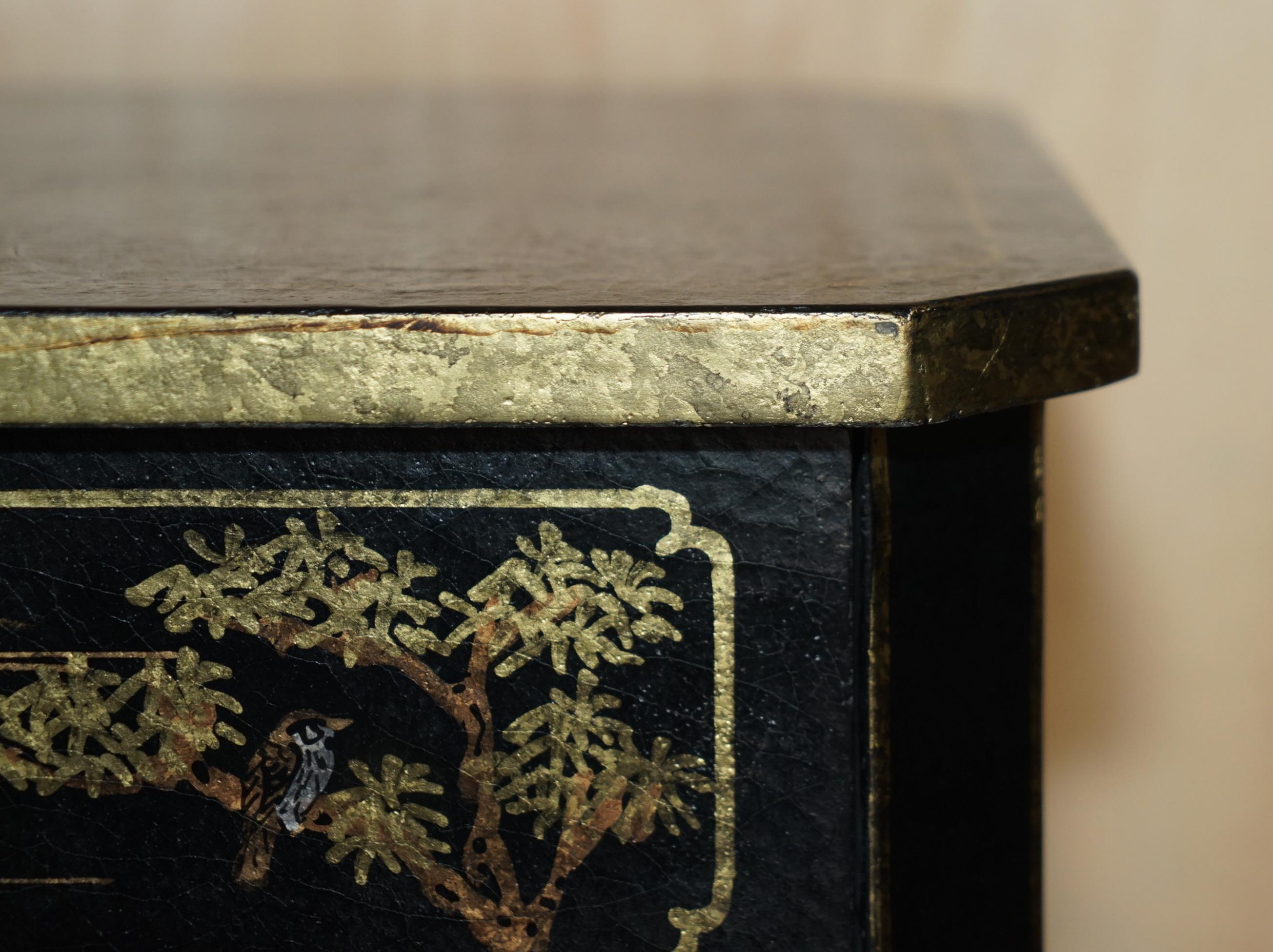 Mid-20th Century VINTAGE ASIAN JAPANNED CHINESE CHINOISERIE EBONISED LACQUERED SiDE CABINET TABLE