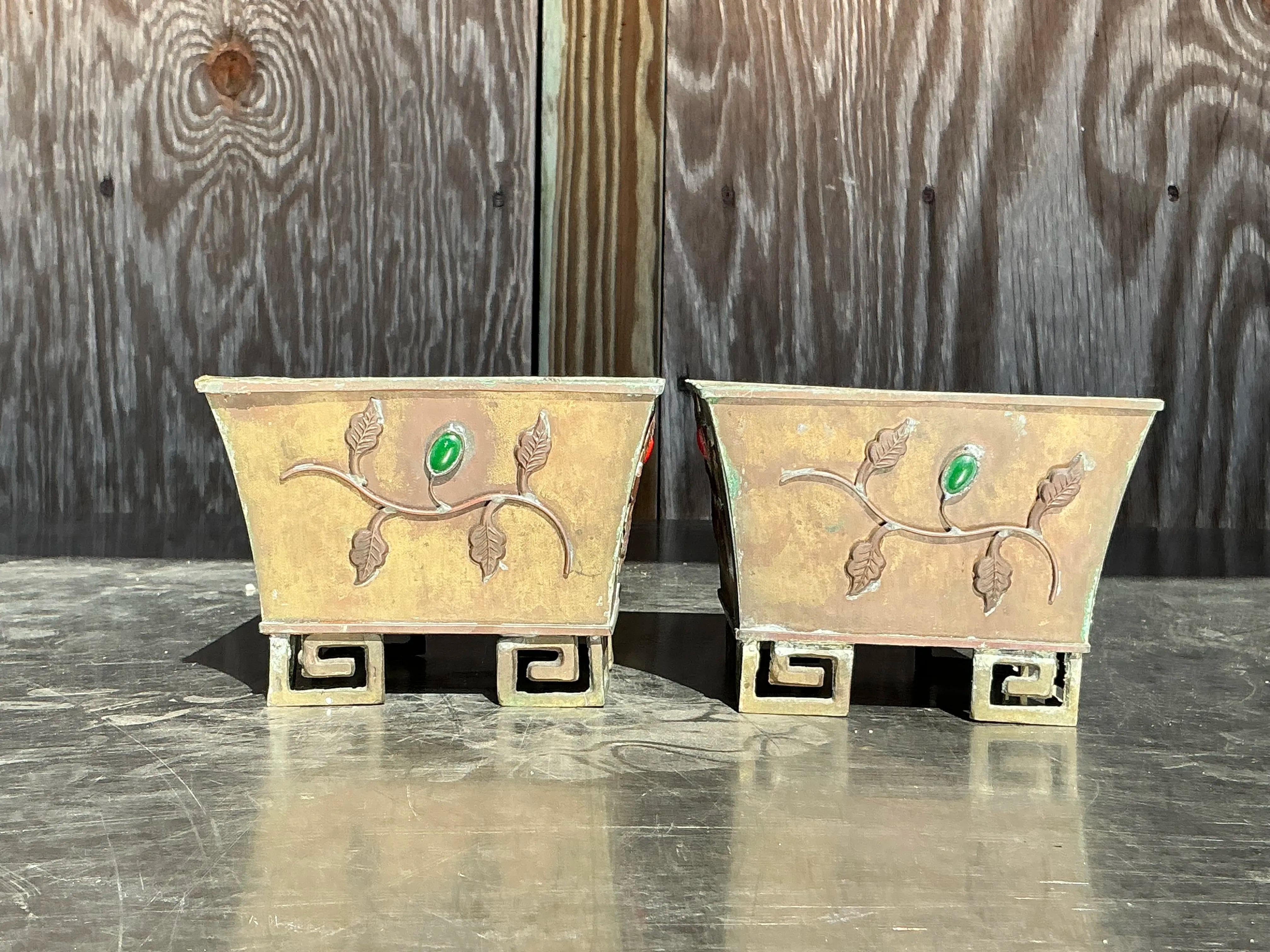 Exquisito par de cacharros asiáticos vintage de latón adornados con intrincados diseños de enredaderas enjoyadas. Estas elegantes piezas combinan la artesanía atemporal con detalles ornamentales, perfectos para albergar plantas, sostener objetos