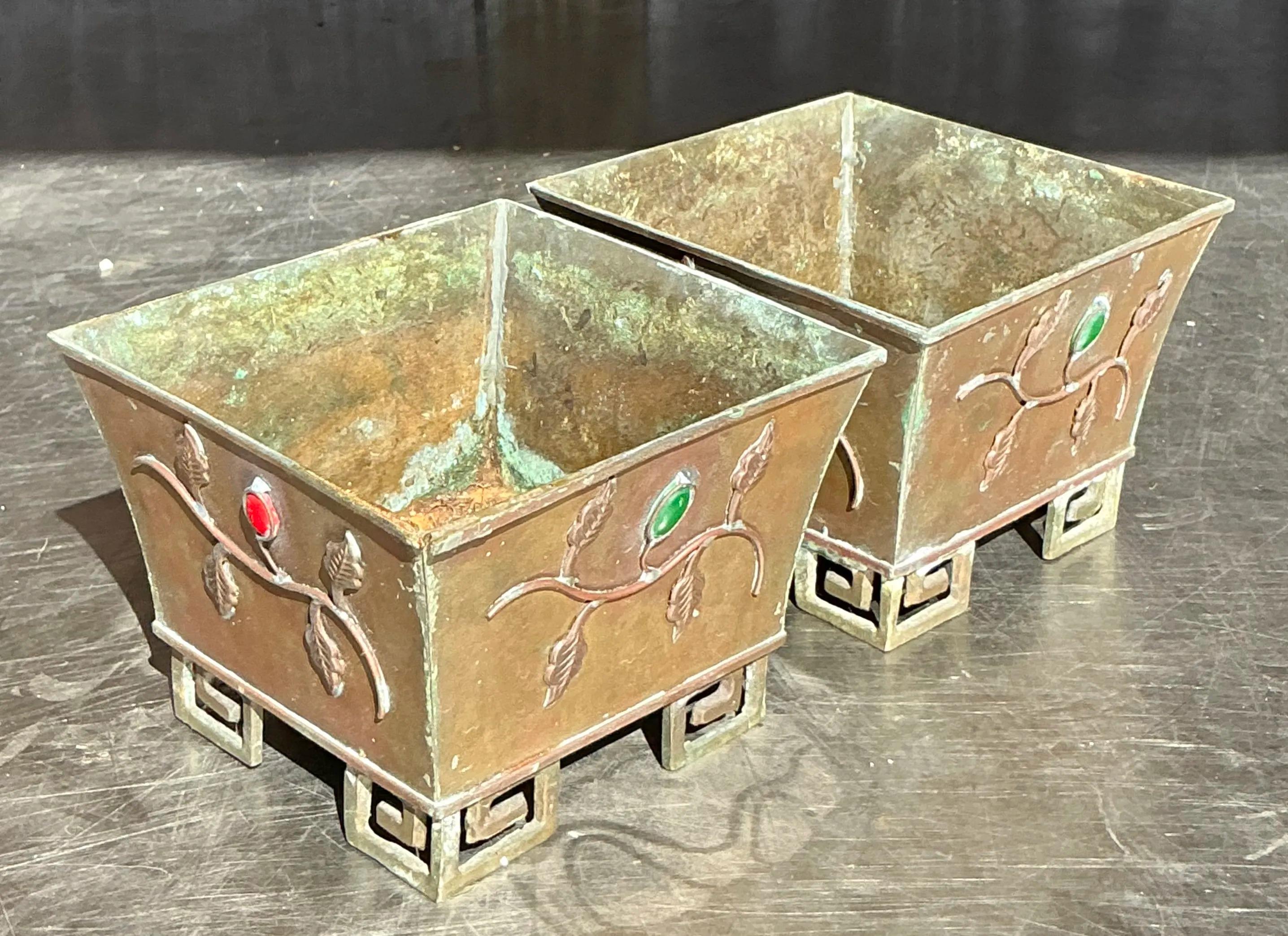 Par de cacharros asiáticos vintage de latón con enredaderas enjoyadas siglo XX en venta