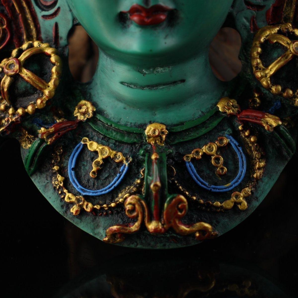Lacca Maschera di tara asiatica d'epoca dipinta a colori in Greene & Greene in vendita