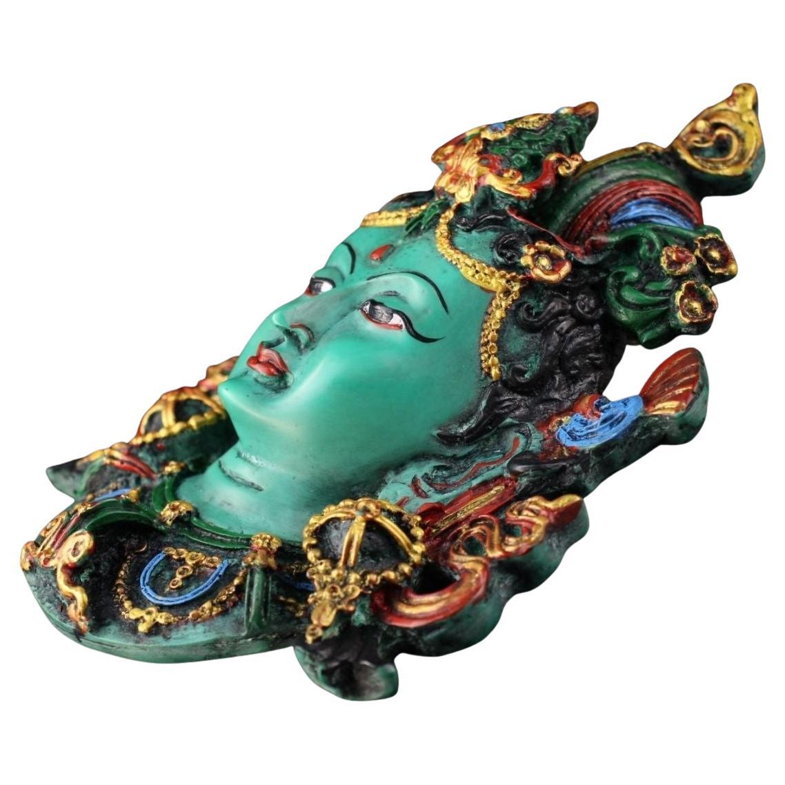 Maschera di Tara verde dipinta a colori in lacca asiatica vintage - un simbolo sacro di compassione e protezione

Questa maschera di Tara Verde dipinta a colori in lacca asiatica vintage è una rappresentazione mozzafiato di Tara Verde, il