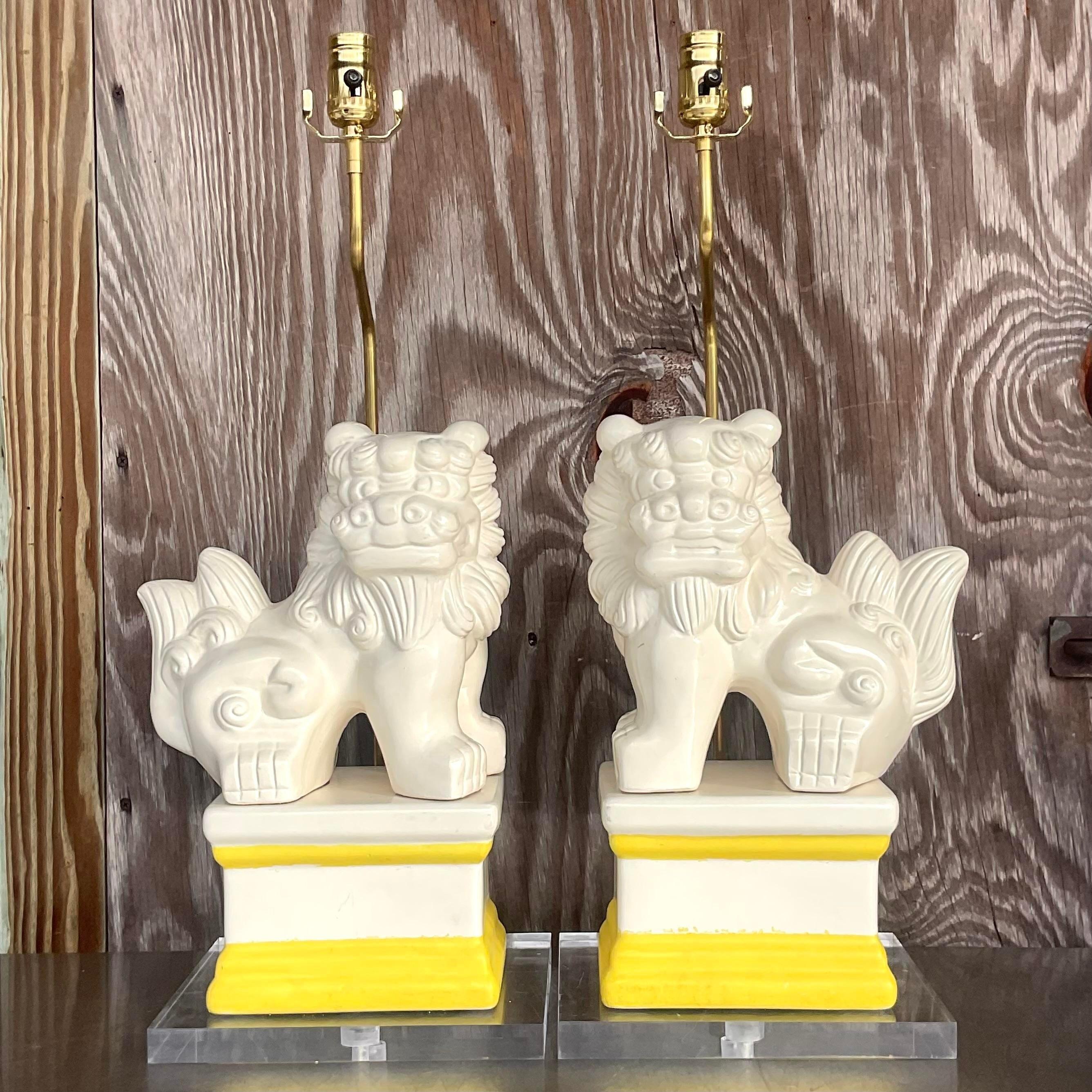 20ième siècle Paire de lampes vintage asiatiques laquées en forme de chien de chasse en vente