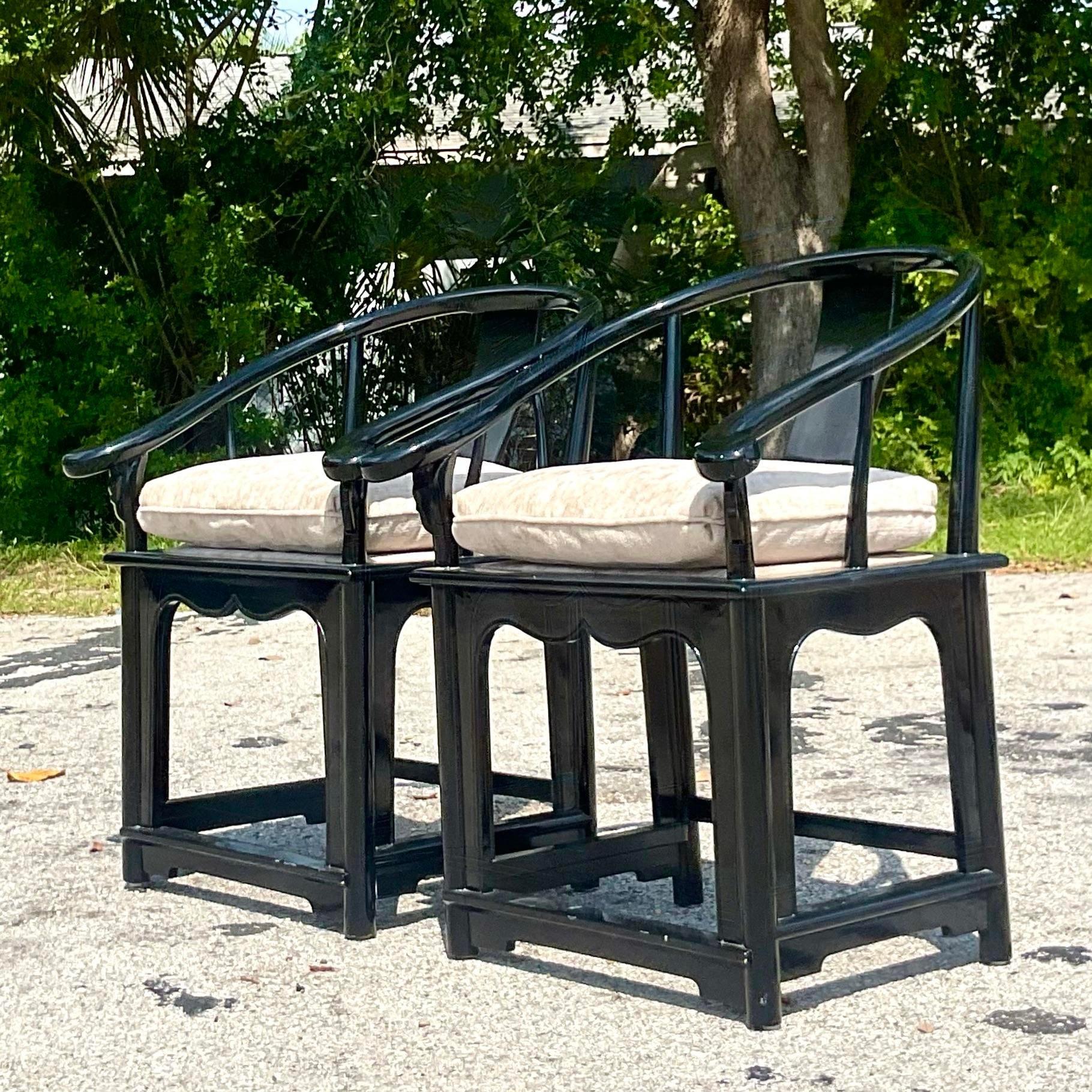 Améliorez votre espace de vie avec cette paire de chaises longues Ming laquées d'origine asiatique. Ces pièces exquises, dotées d'élégantes finitions laquées et d'un design Ming traditionnel, offrent une touche sophistiquée qui marie harmonieusement