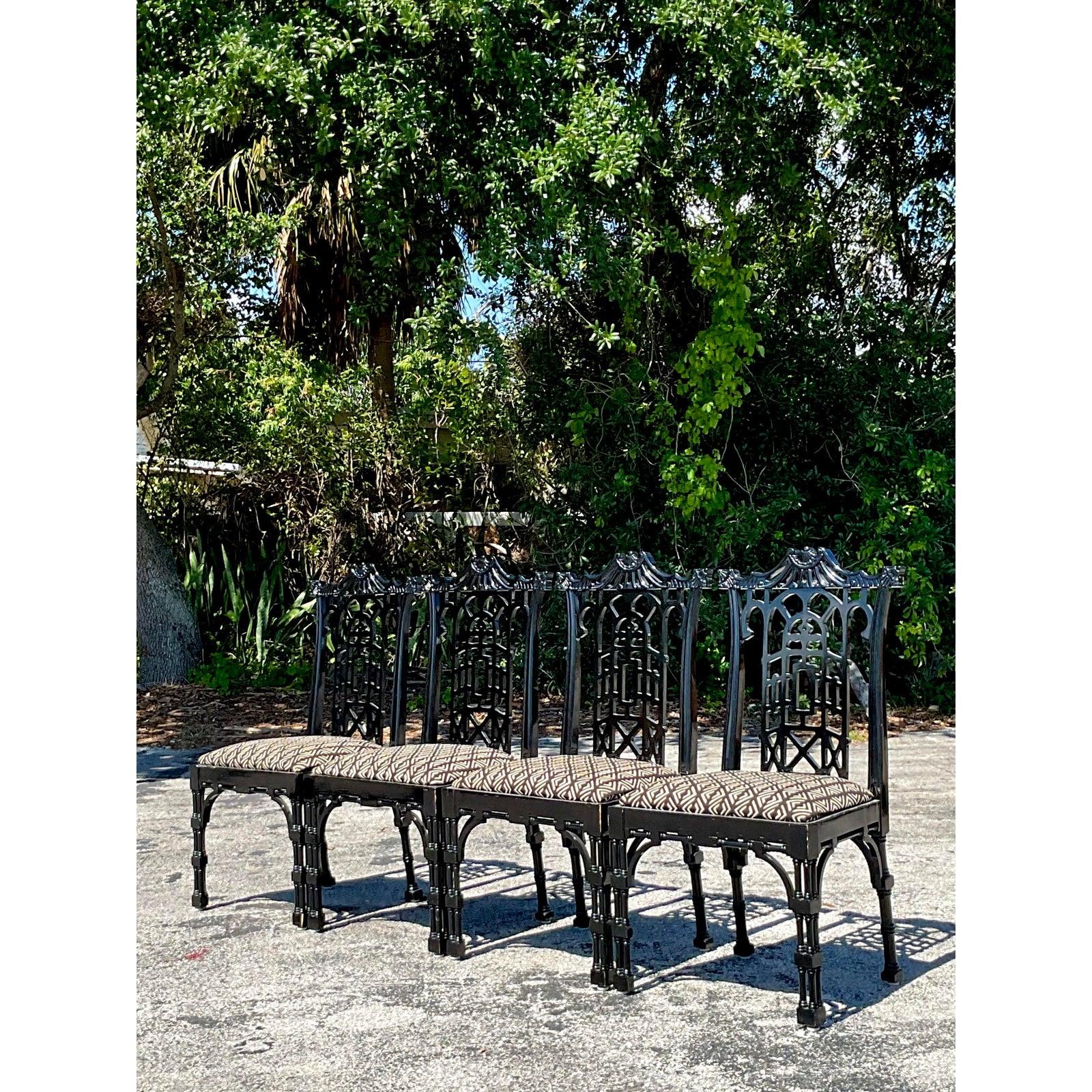 Eleva tus interiores con este exquisito conjunto de cuatro sillas pagoda vintage lacadas de inspiración asiática, donde la elegancia de la Chinoiserie se une a un diseño audaz y arquitectónico. Estas llamativas sillas presentan siluetas de falso