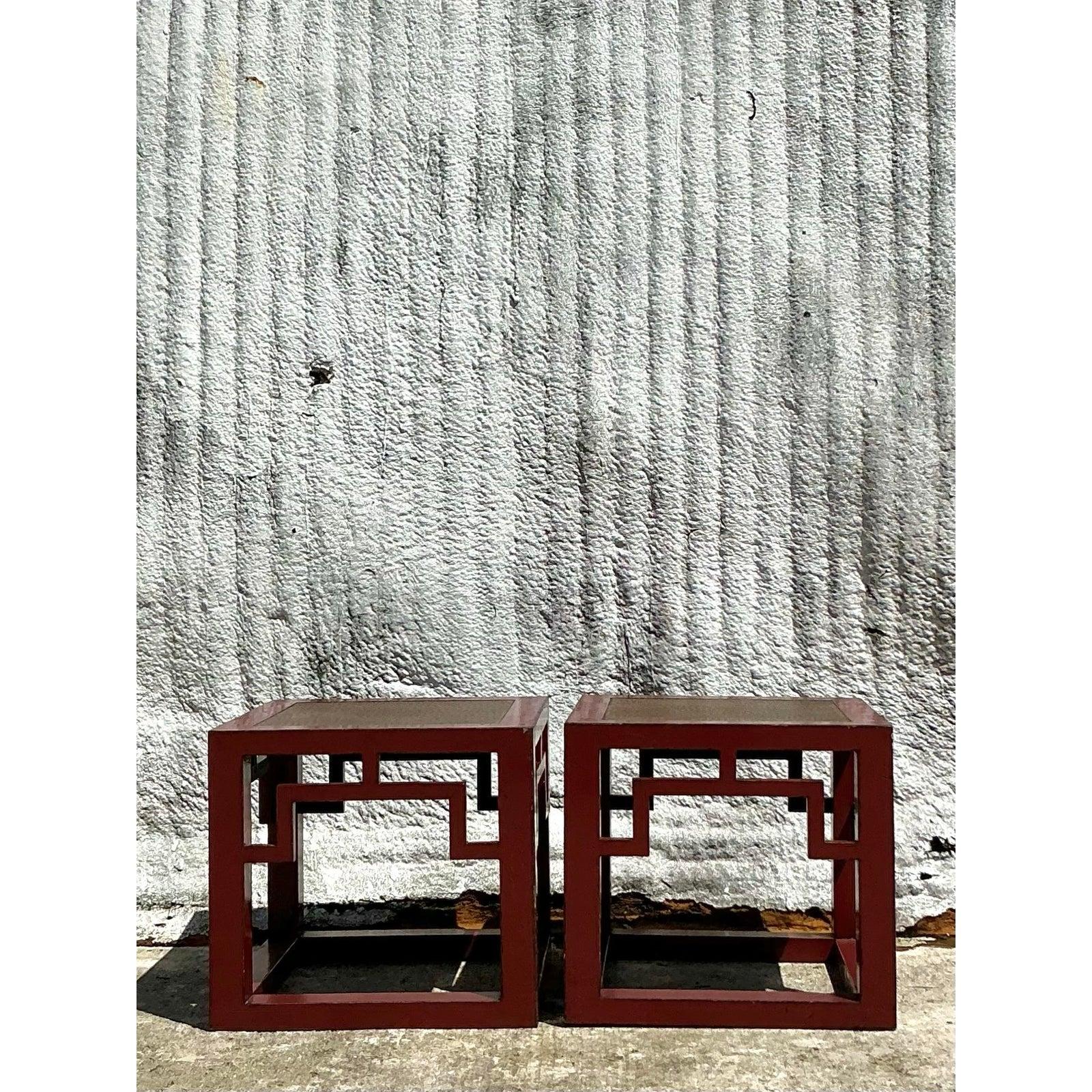 Infunde elegancia arquitectónica a tu espacio con este llamativo par de mesas auxiliares laqueadas asiáticas vintage. Elaboradas por expertos con líneas geométricas limpias y un atrevido acabado lacado en rojo, estas mesas reflejan el diseño chino