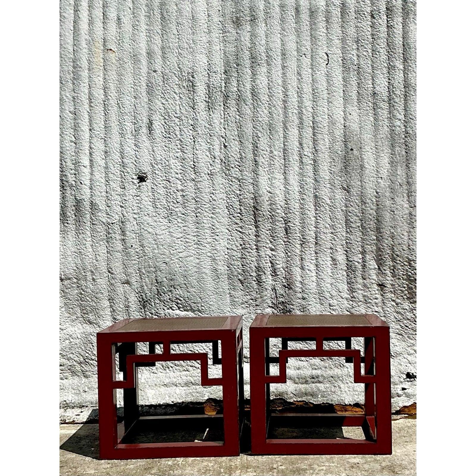 Pareja de Mesas Auxiliares Asiáticas Antiguas Lacadas Seagrass en venta