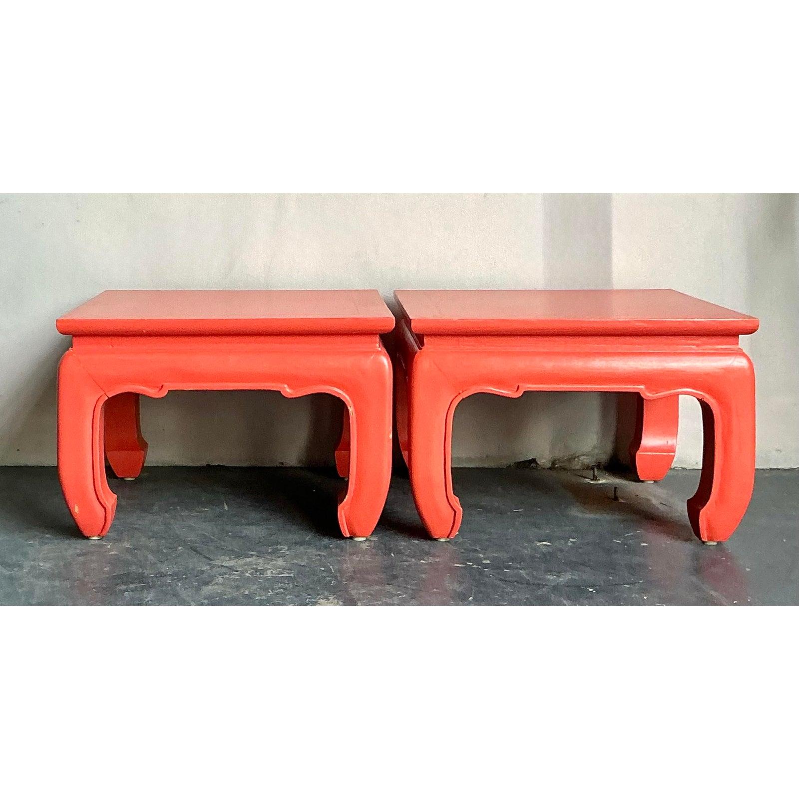 Bois Paire de tables d'appoint laquées d'origine asiatique en vente