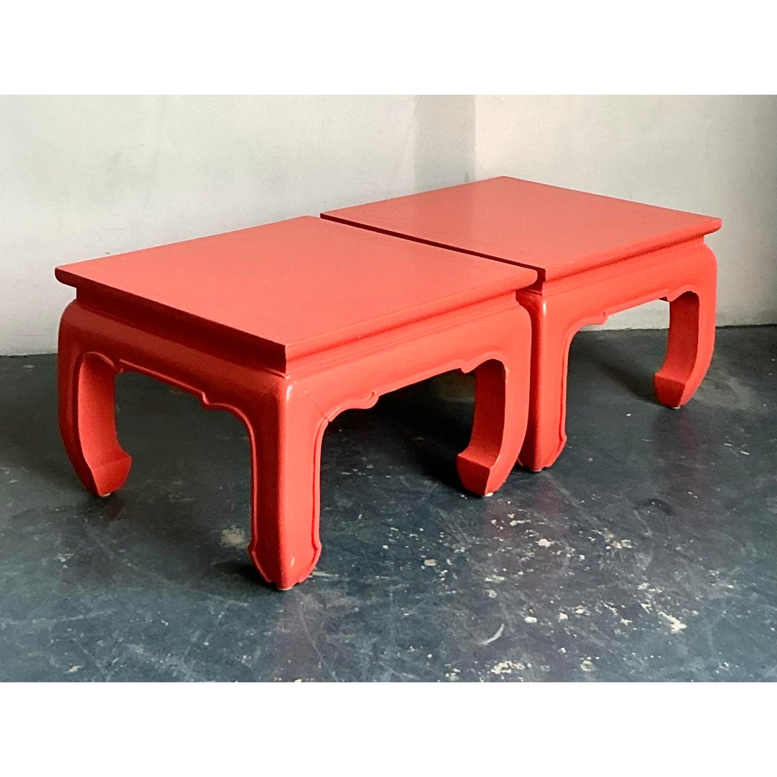 Paire de tables d'appoint laquées d'origine asiatique en vente 1